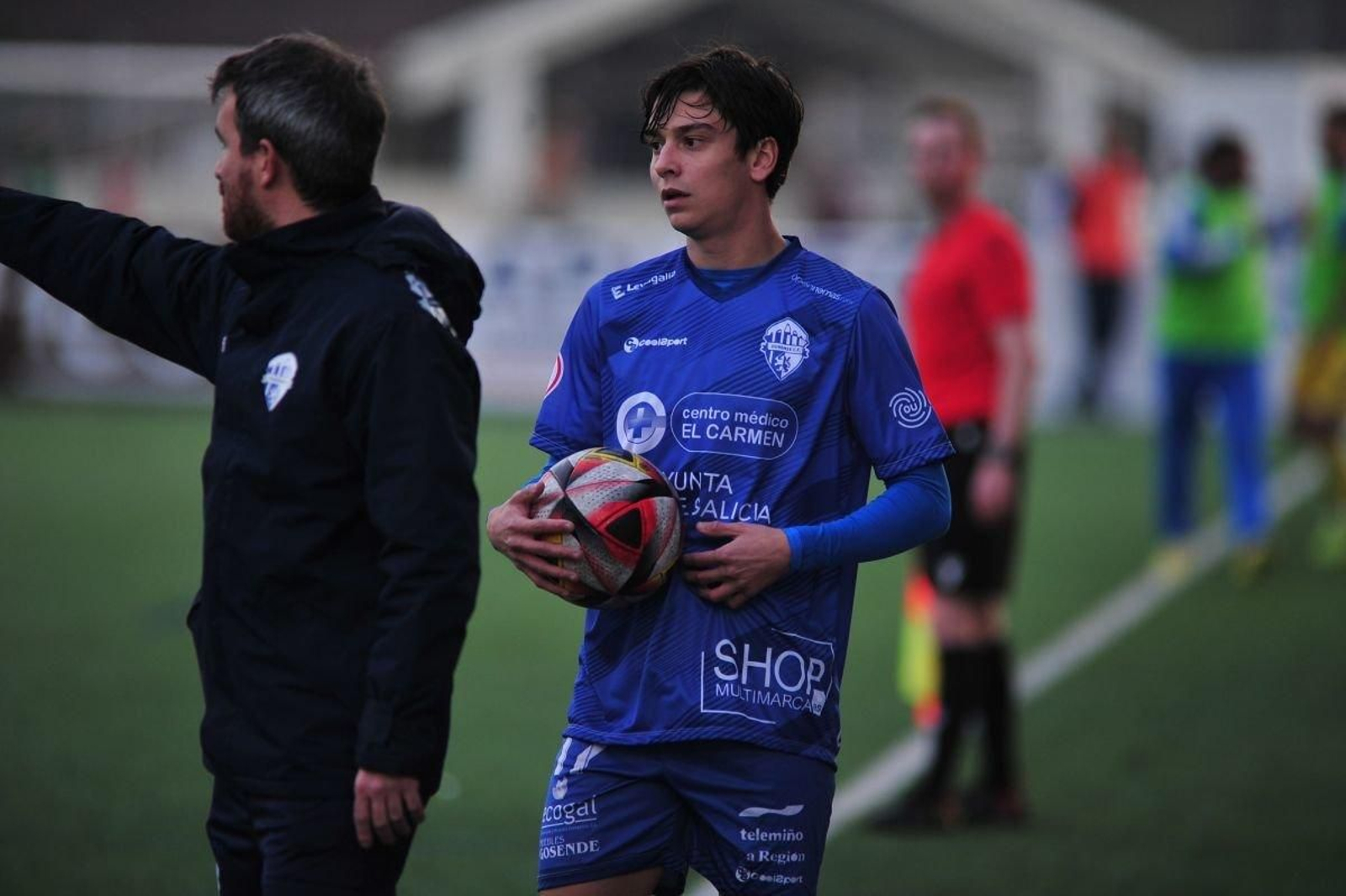 El defensa Hugo Sanz se dispone a sacar de banda con su técnico delante.