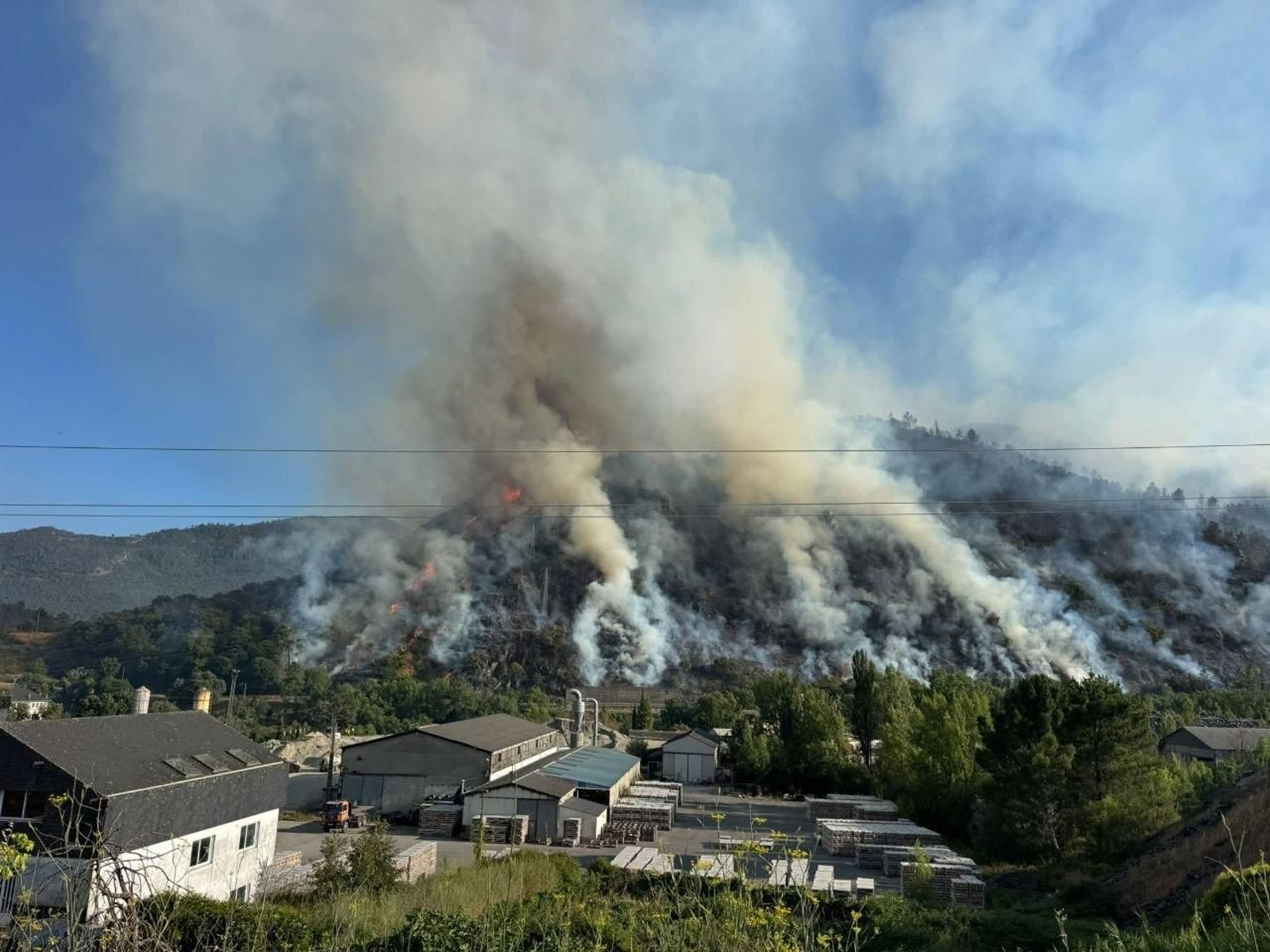 El incendio en Ribas de Sil sigue activo.