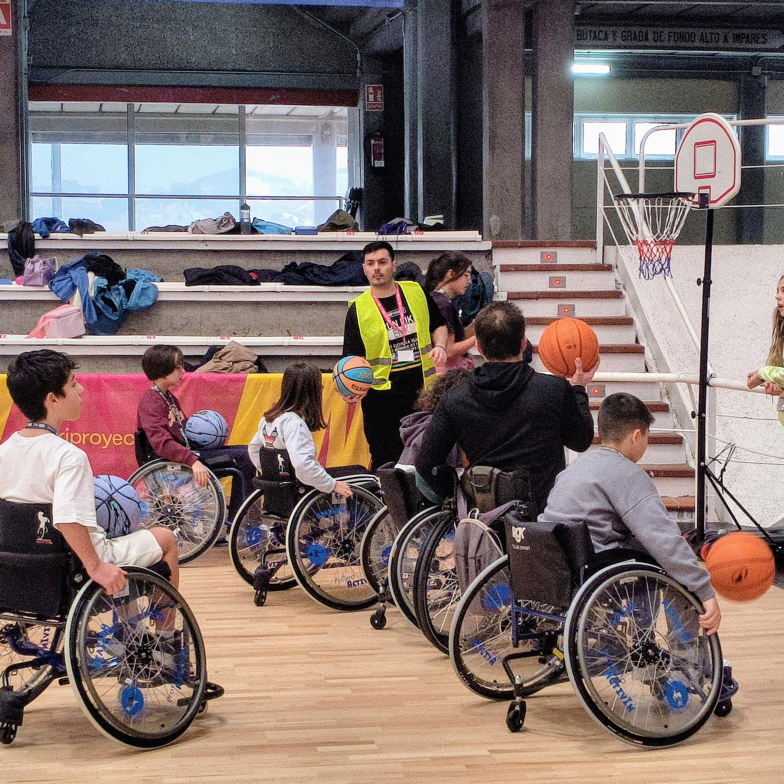 Un grupo de alumnos de 5º y 6º de Primaria juegan un partido de baloncesto en silla de ruedas.