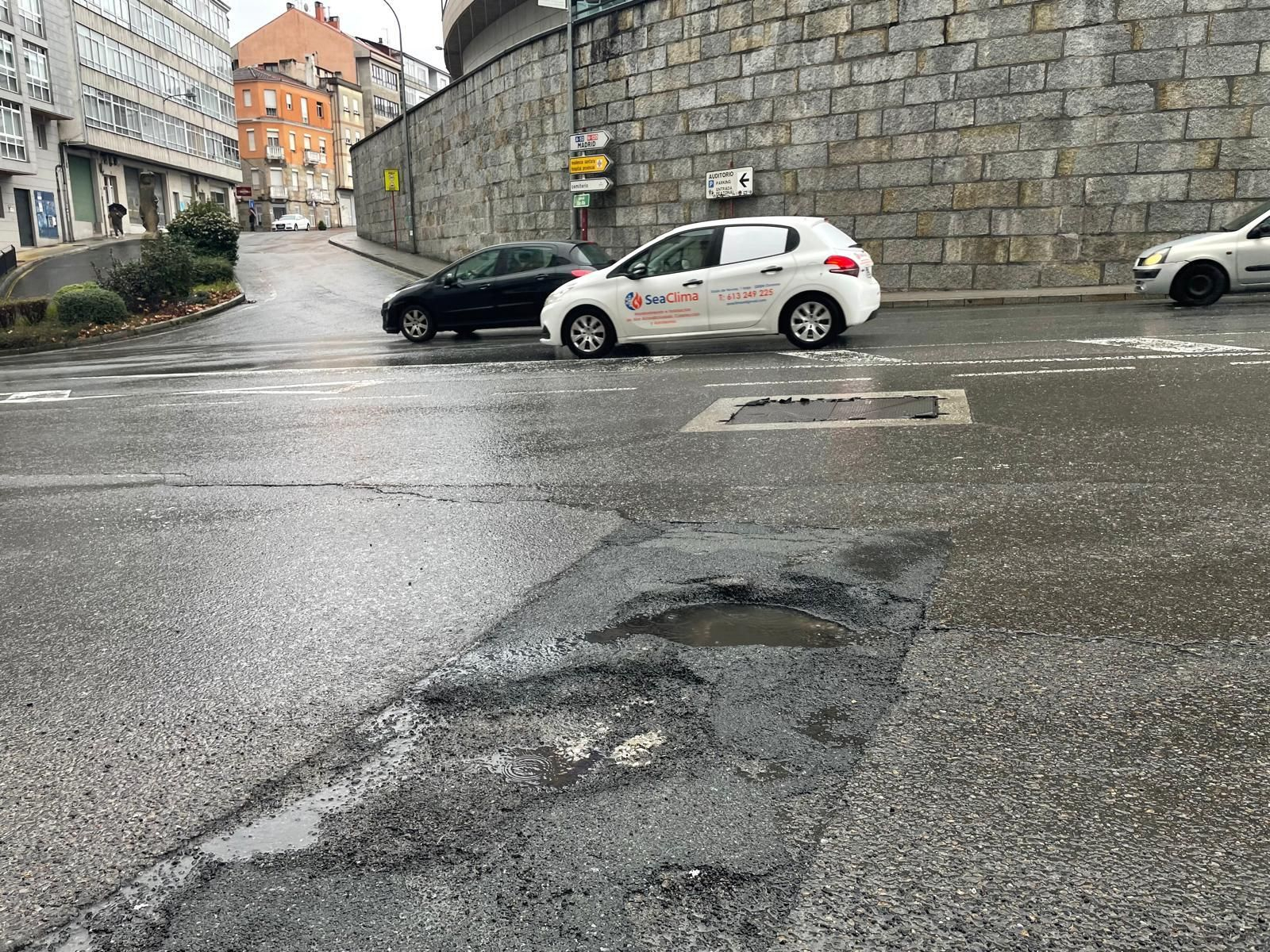 El socavón en la calle San Francisco, delante del Auditorio