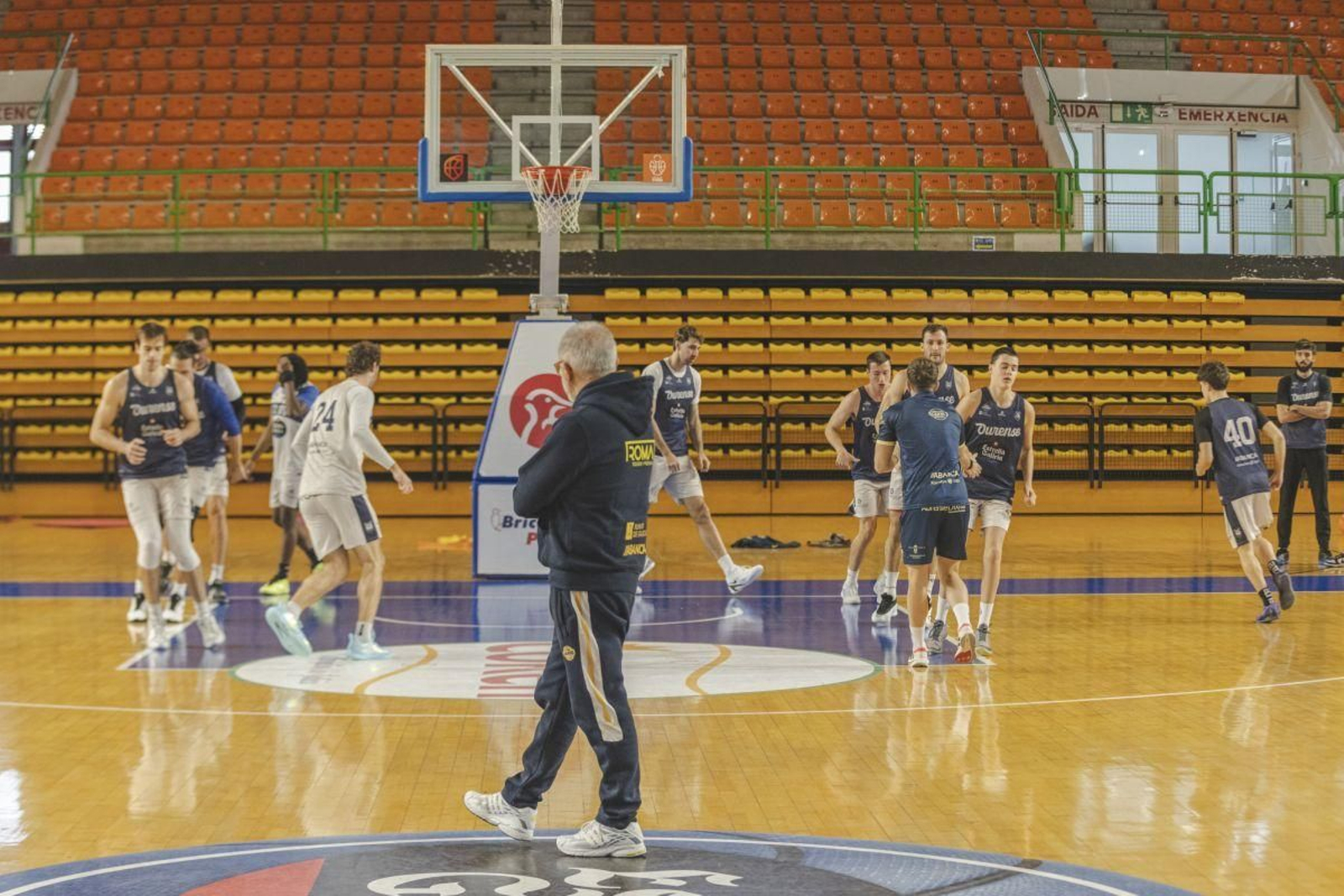 Moncho López, técnico del COB, observa a los jugadores cobistas ejercitándose durante el último entrenamiento en el Pazo.