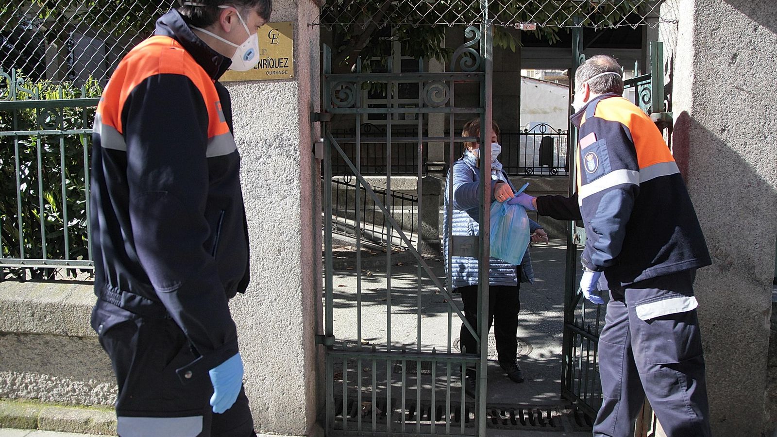 Los siete componentes del turno de mañana se dan cita en la sede de la ciudad para el reparto de tareas.