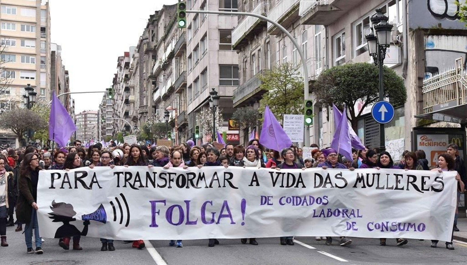 La marcha feminista recorre las calles de Vigo 19