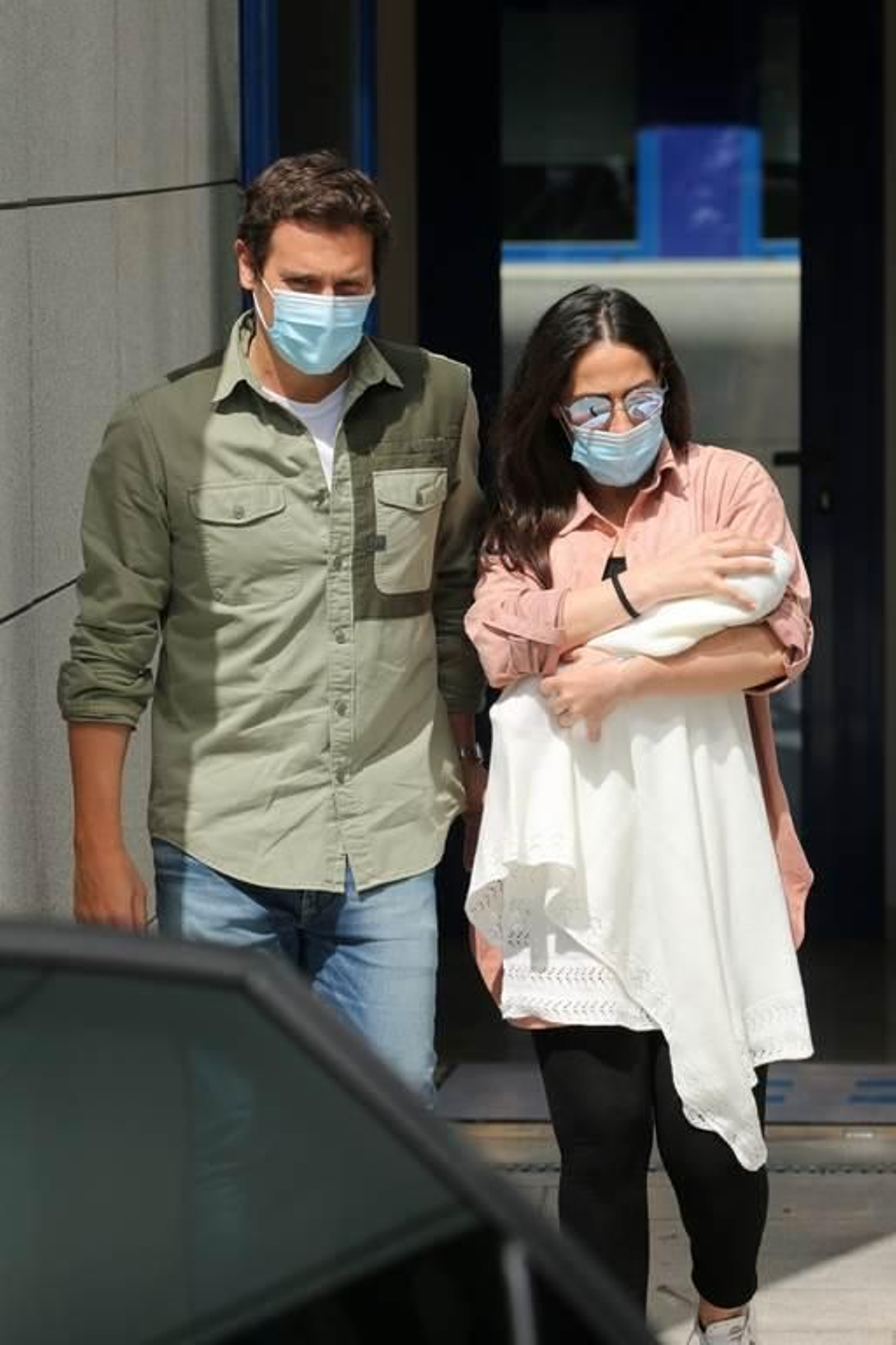 Malú y Albert Rivera reciben el alta médica tras el nacimiento de su hija Lucía 12