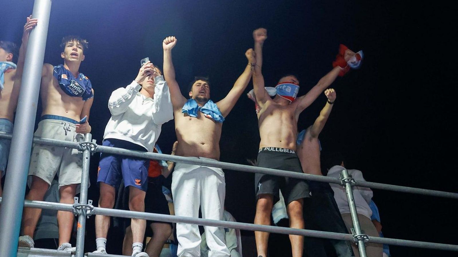 Galería | La afición celeste celebra el billete a Europa del Celta