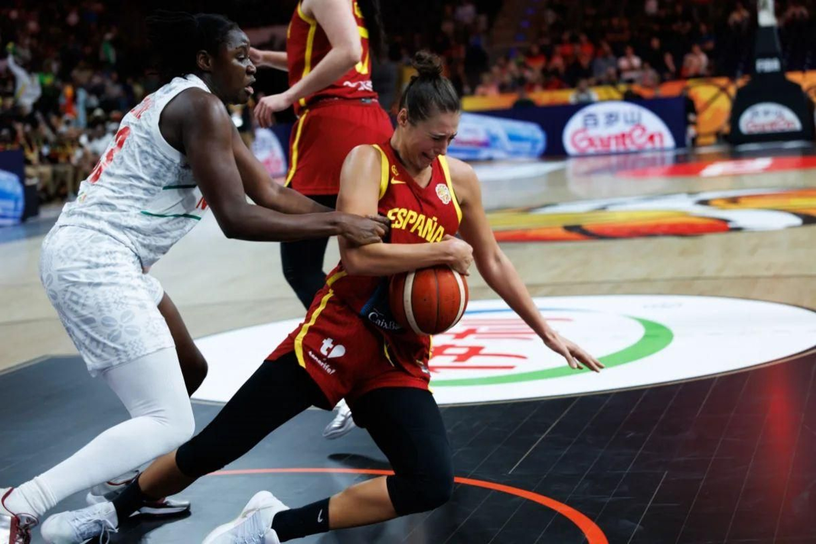 La excéltica Raquel Carrera sufrió con las poderosas pívots de la selección de Mali.