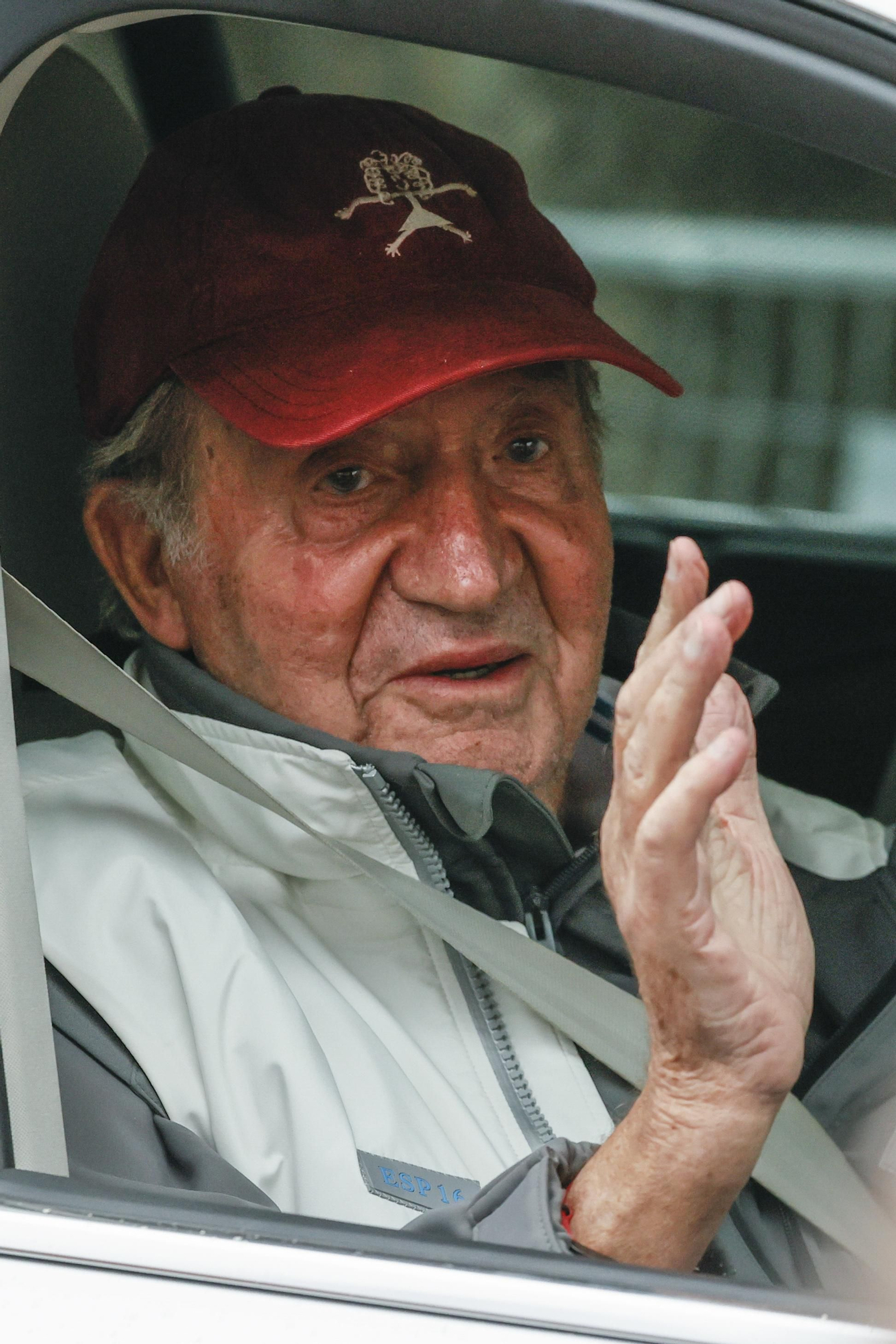 El Rey emérito Juan Carlos I saluda a la gente tras navegar a bordo del "Bribón", en el trofeo InterRías de la clase 6m, este sábado en el Real Club Náutico de Sanxenxo (RCNS). EFE/Lavandeira Jr.