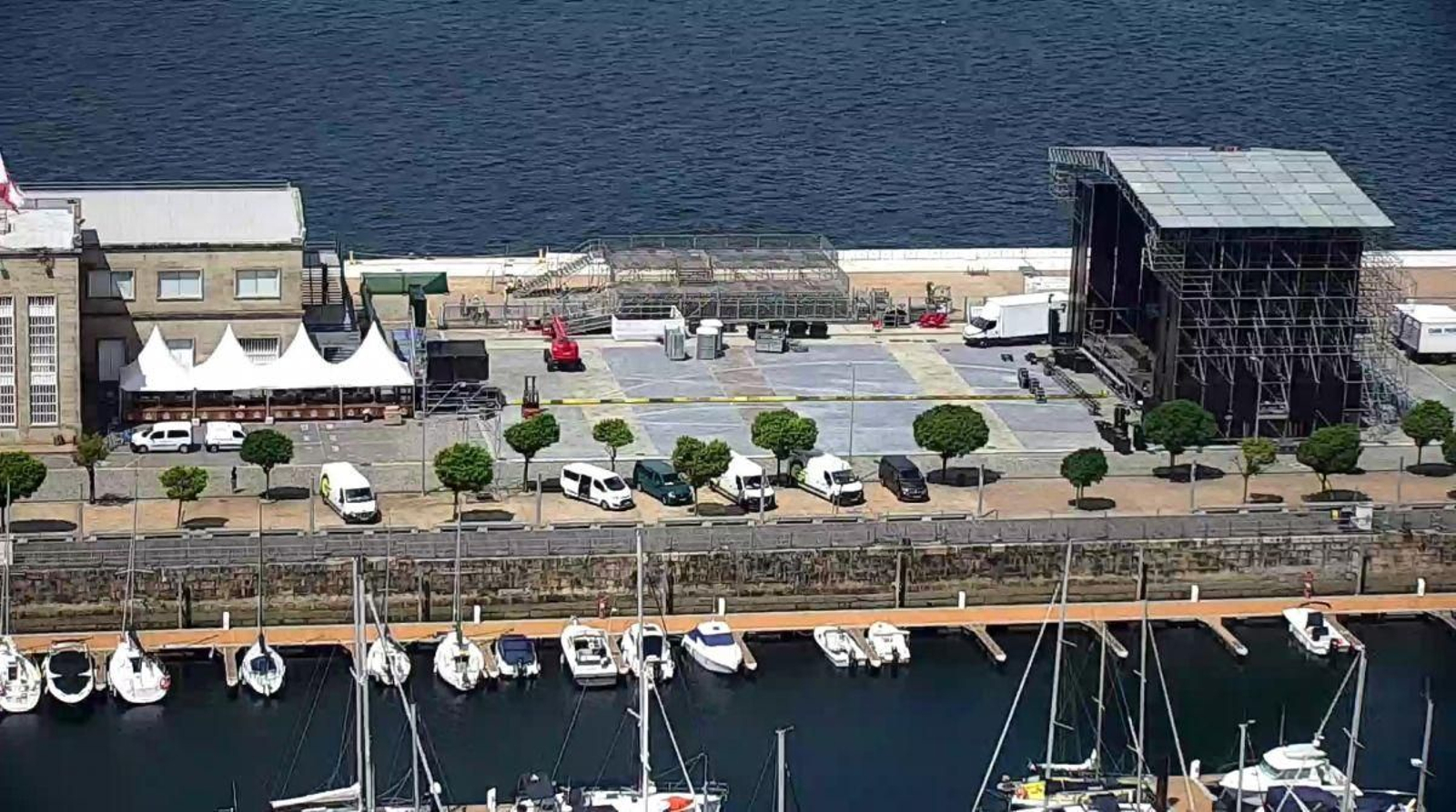 El escenario ya montado en el muelle de Trasatlánticos para hoy.