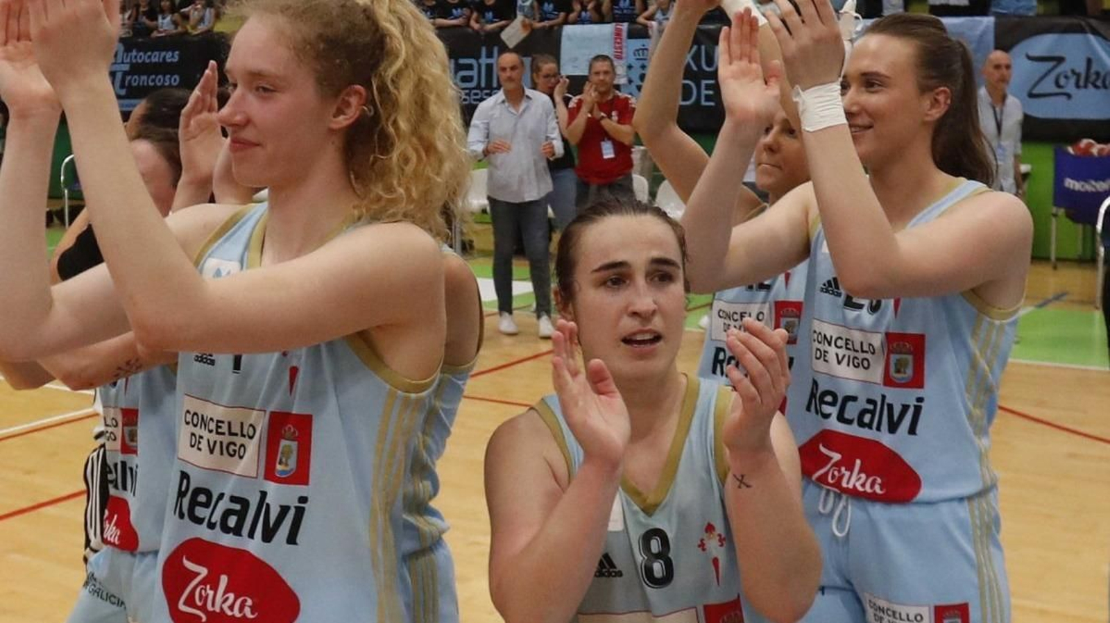 Anne Senosiain, en el centro.