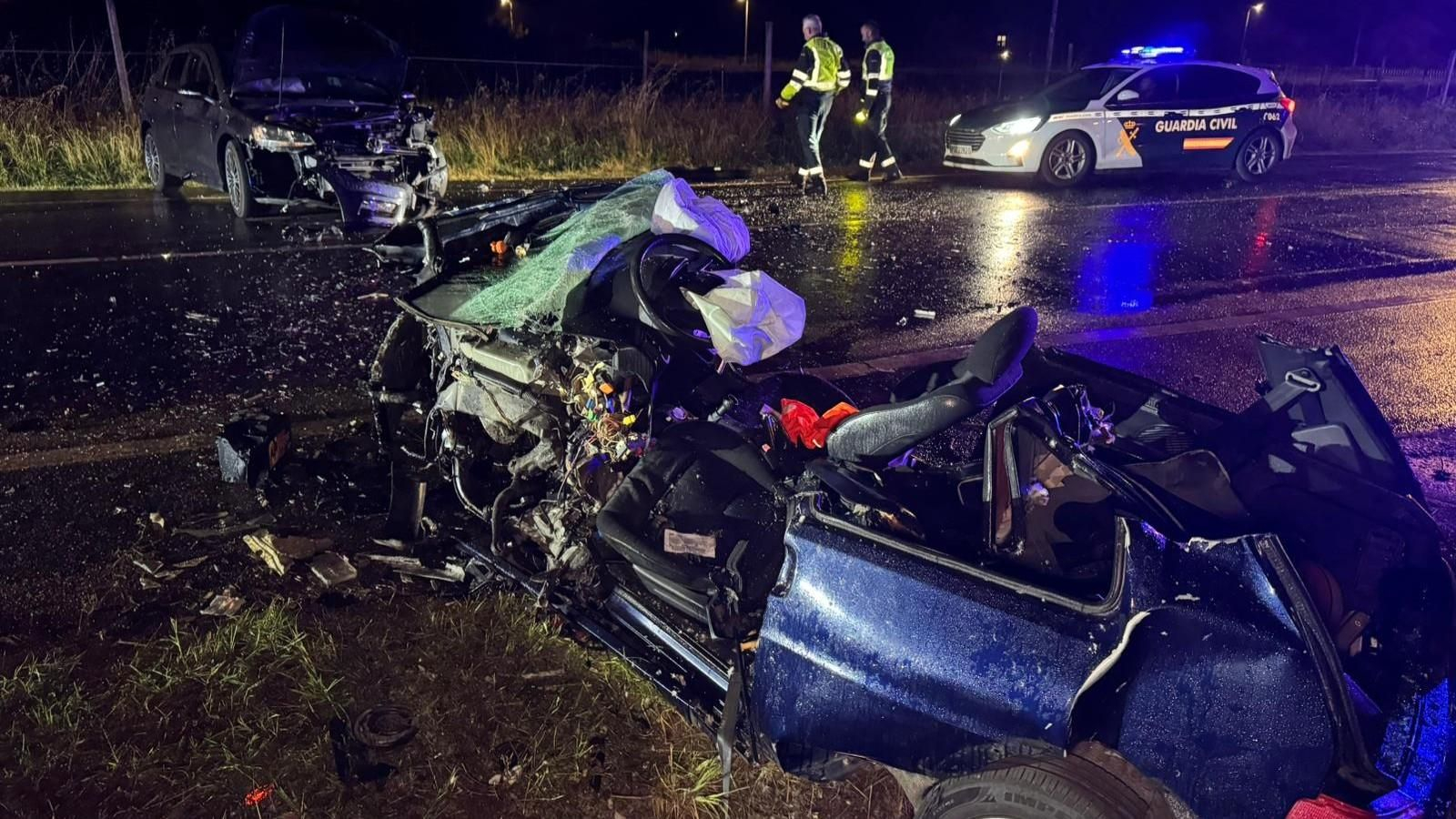 Uno de los coches quedó totalmente destrozado tras el accidente en Tomiño.