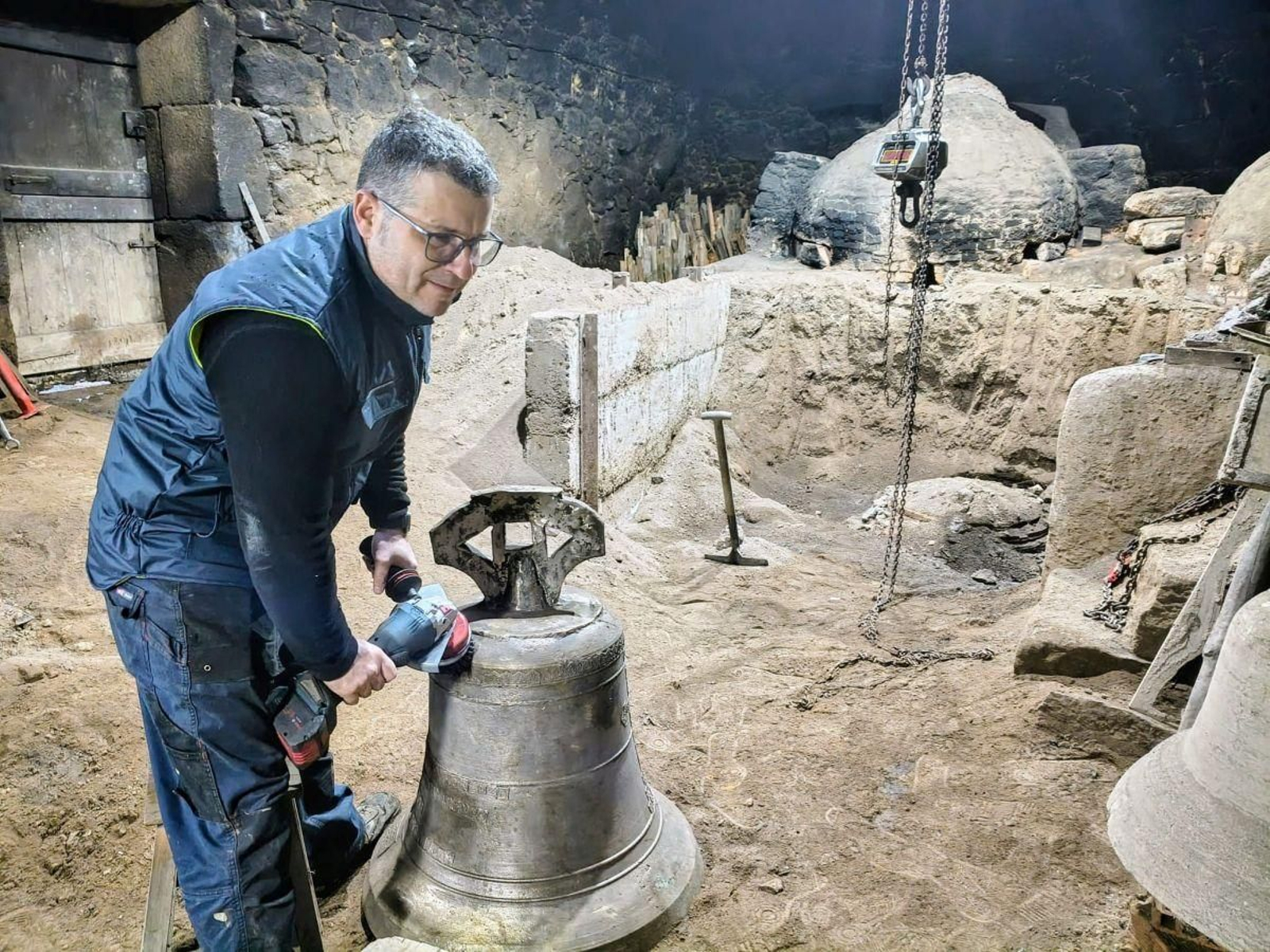 López Ocampo, en su taller, con la última producción en marcha, una campana de iglesia.