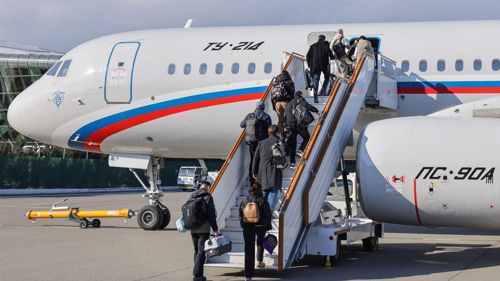 Civiles rusos que regresan tras evacuar Irán y embarcan rumbo a Moscú.
