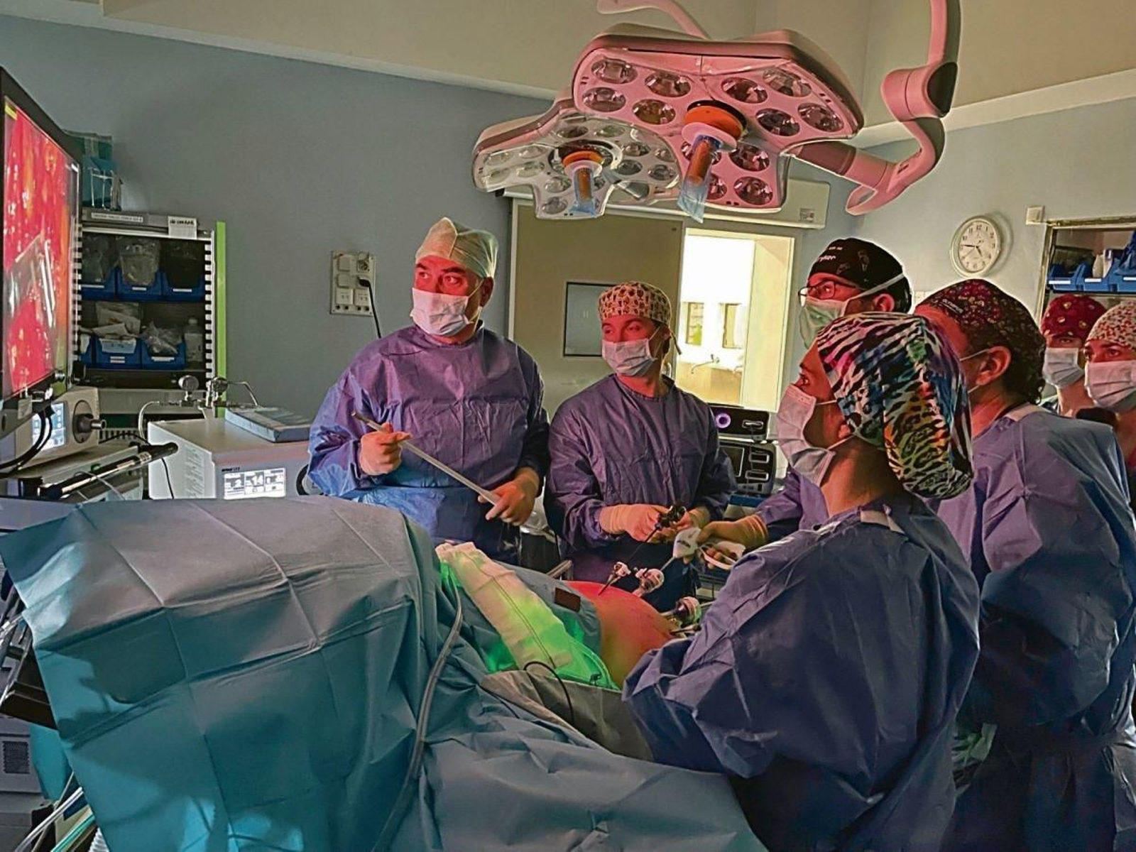 Un equipo médico durante una intervención.