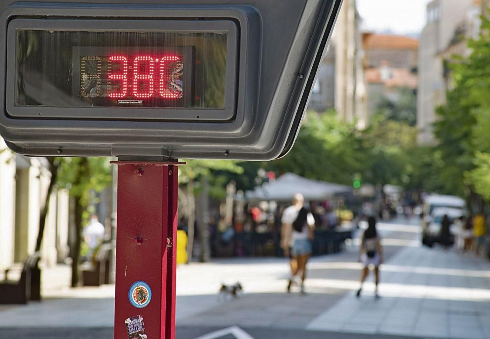 El termómetro del parque de San Lázaro de Ourense marca 38 grados durante el mes de julio.