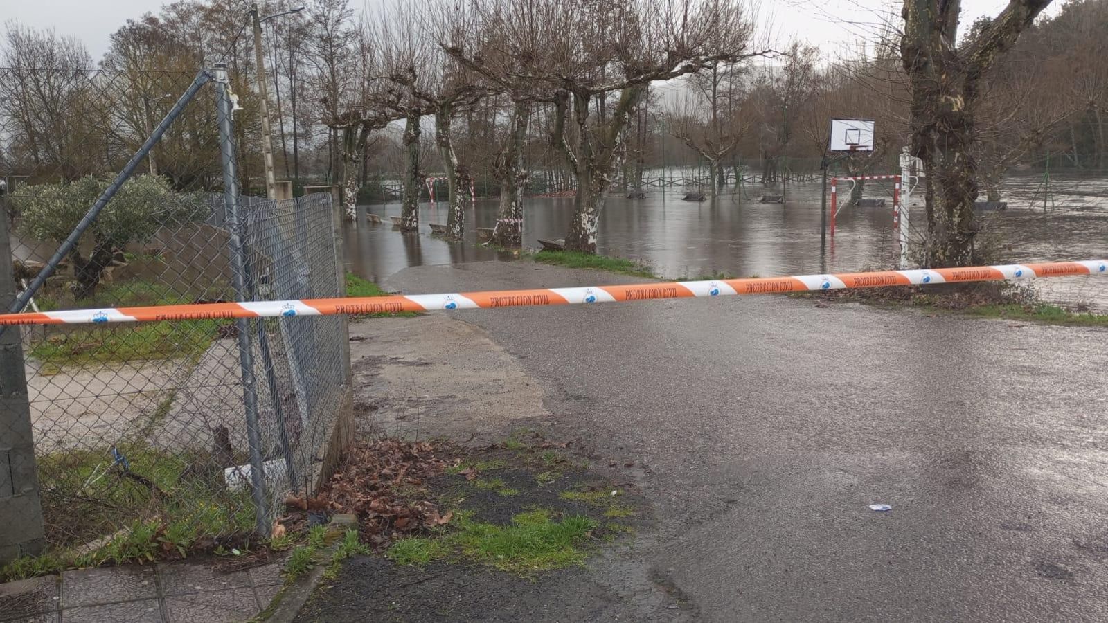 El río Búbal comienza a inundar los territorios aledaños a su cauce