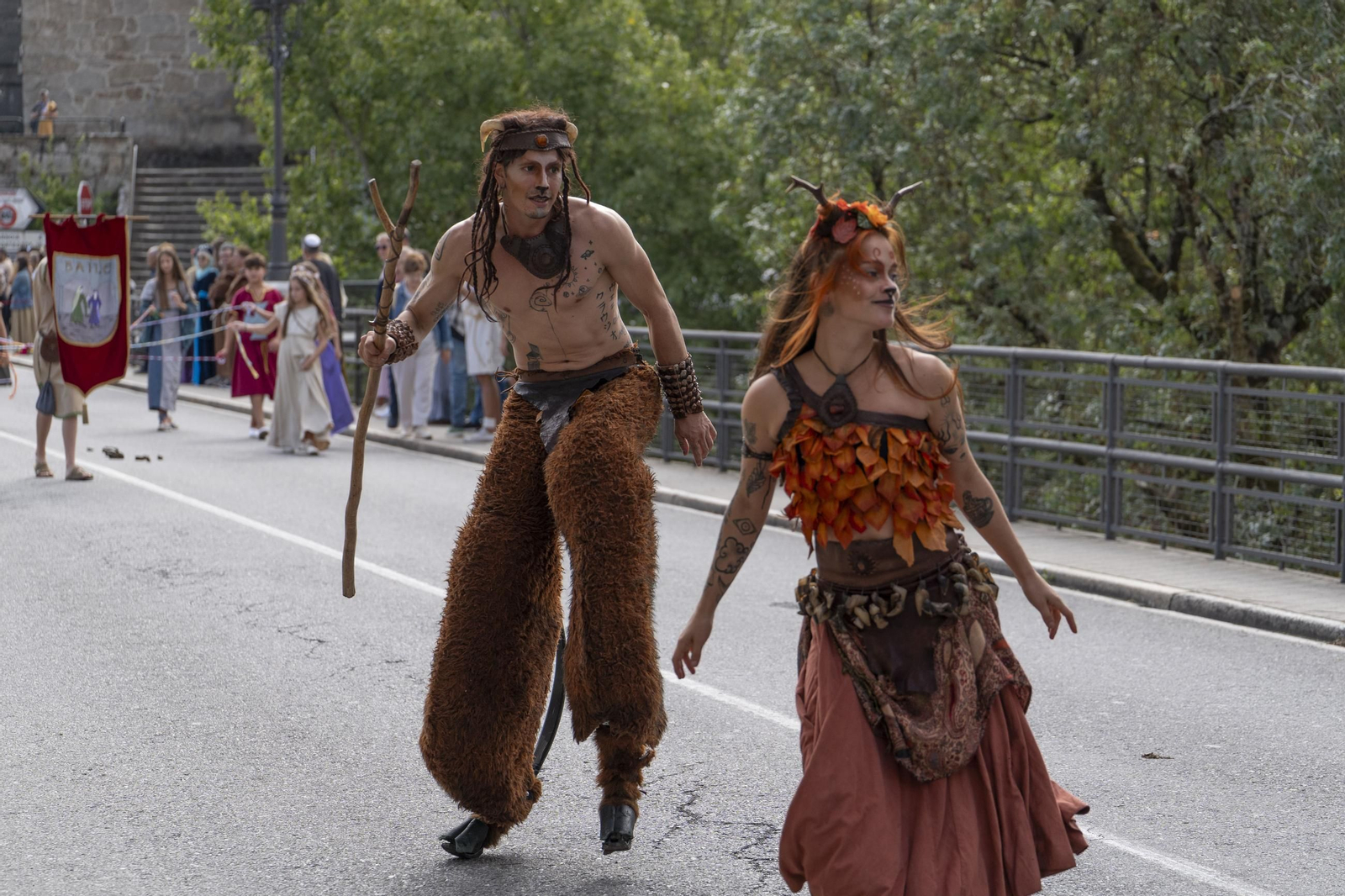 Galería | Reyes, clero, doncellas y caballeros desfilan por las calles de Ribadavia en la Festa da Istoria