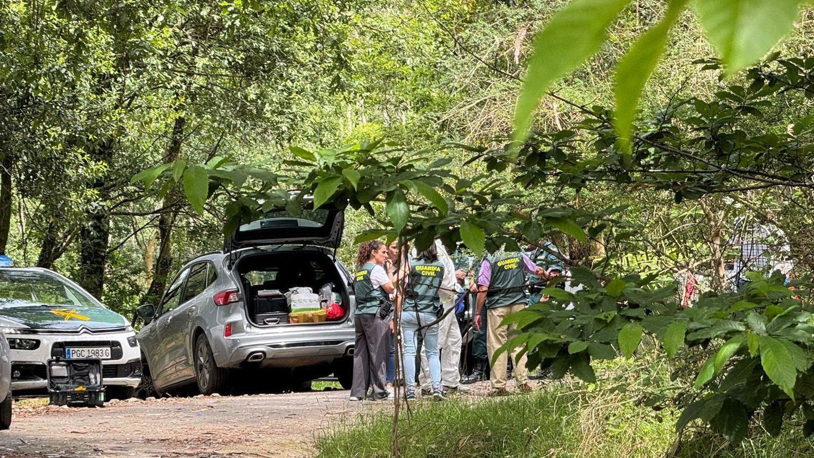 La Guardia Civil, en el lugar donde apareció el coche con los cuerpos quemados.