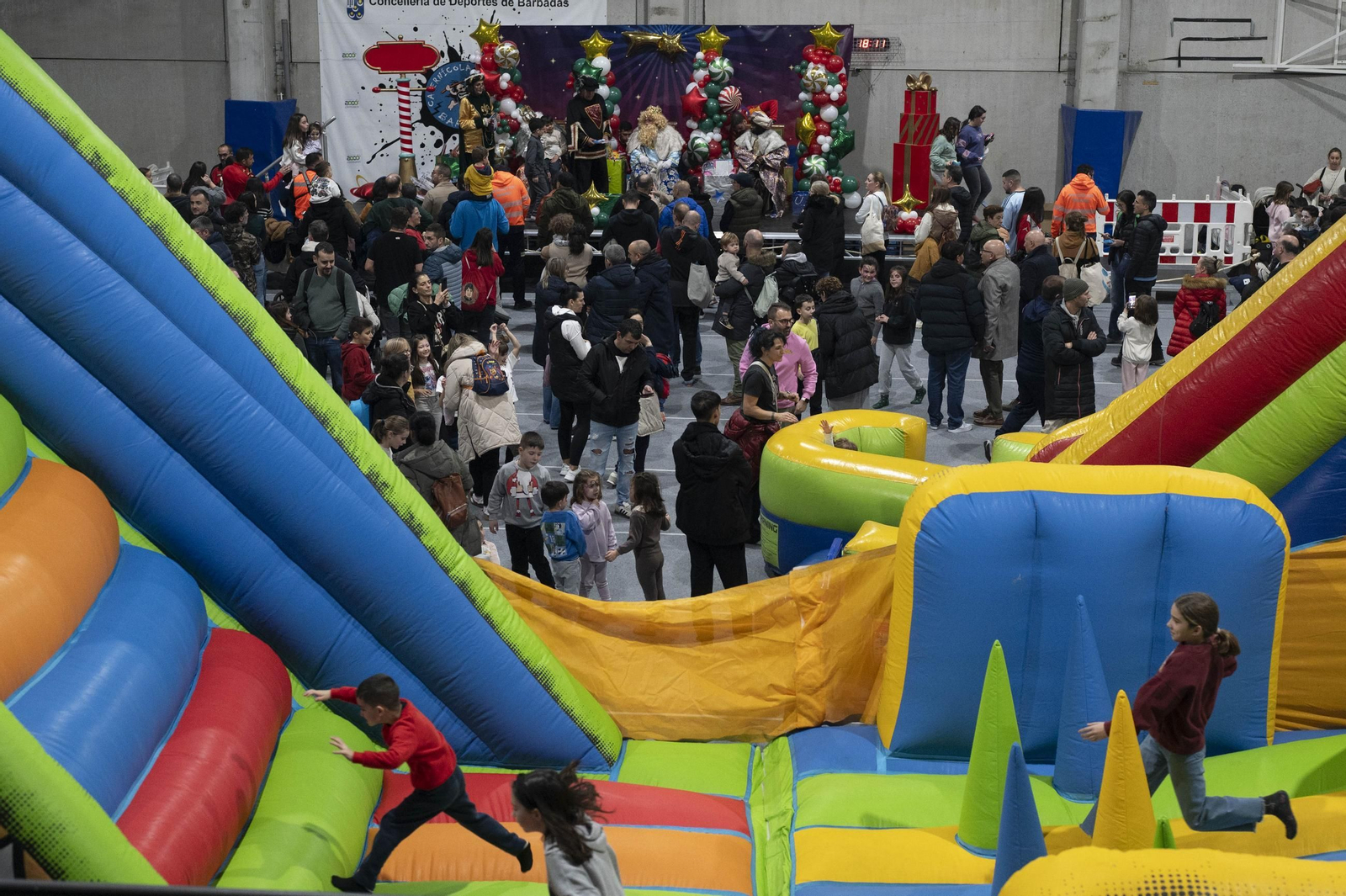 Los más pequeños disfrutaron de hinchables instalados con motivo de la visita de los Reyes Magos a Barbadás.