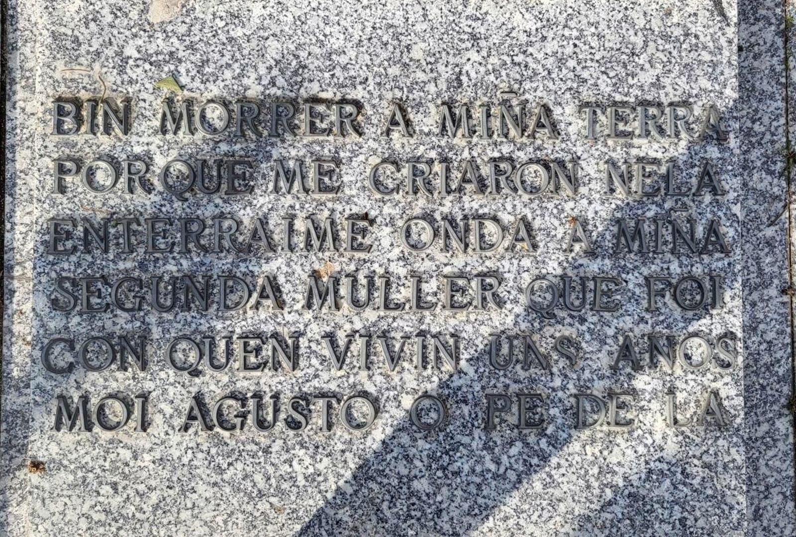En San Andrés de Penosiños consérvase esta lenda lapidaria que ben podería asinar un bandoleiro coma Venancio.