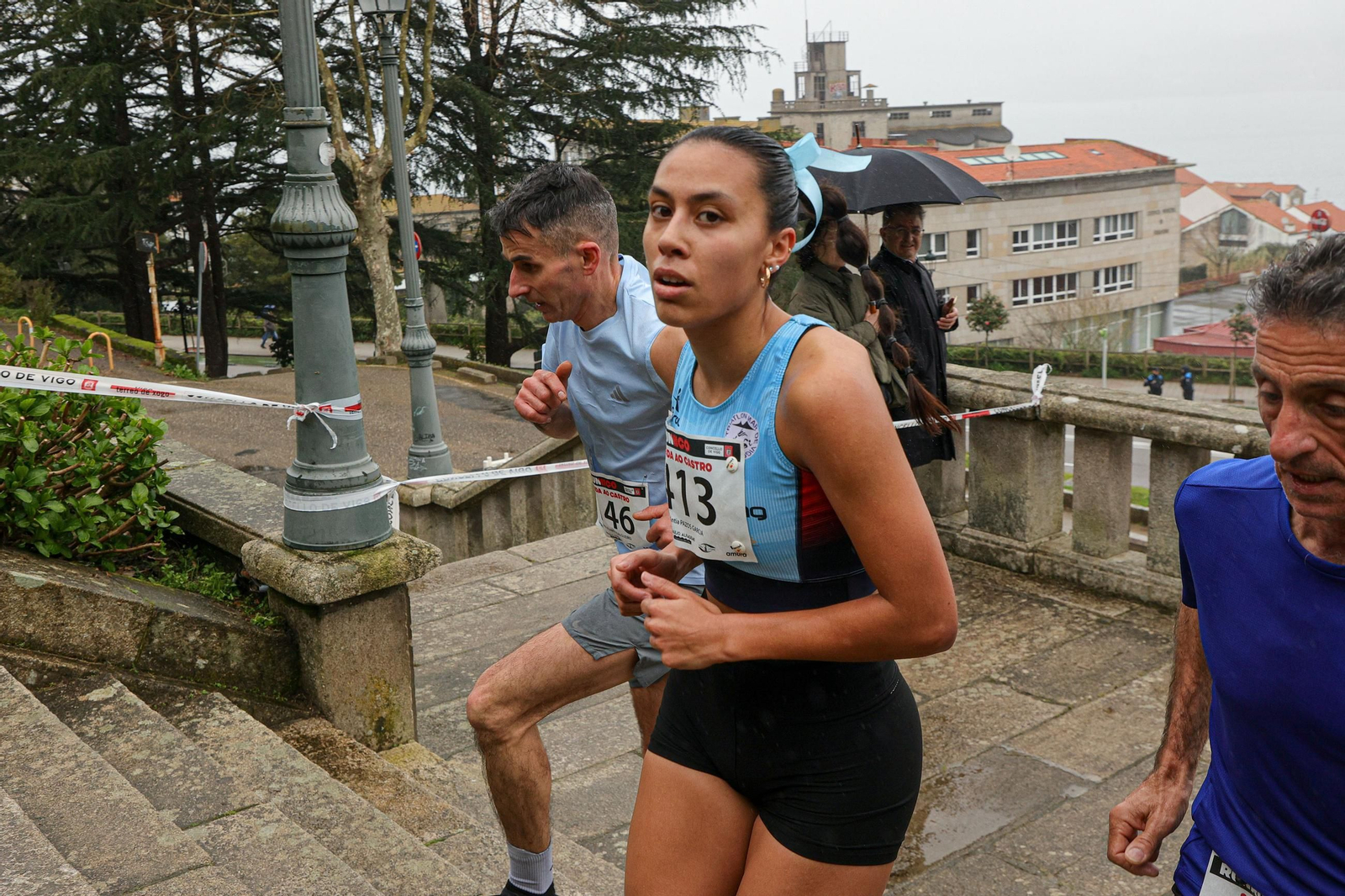 Galería | Cientos de atletas aguantan la lluvia en la Subida ao Castro