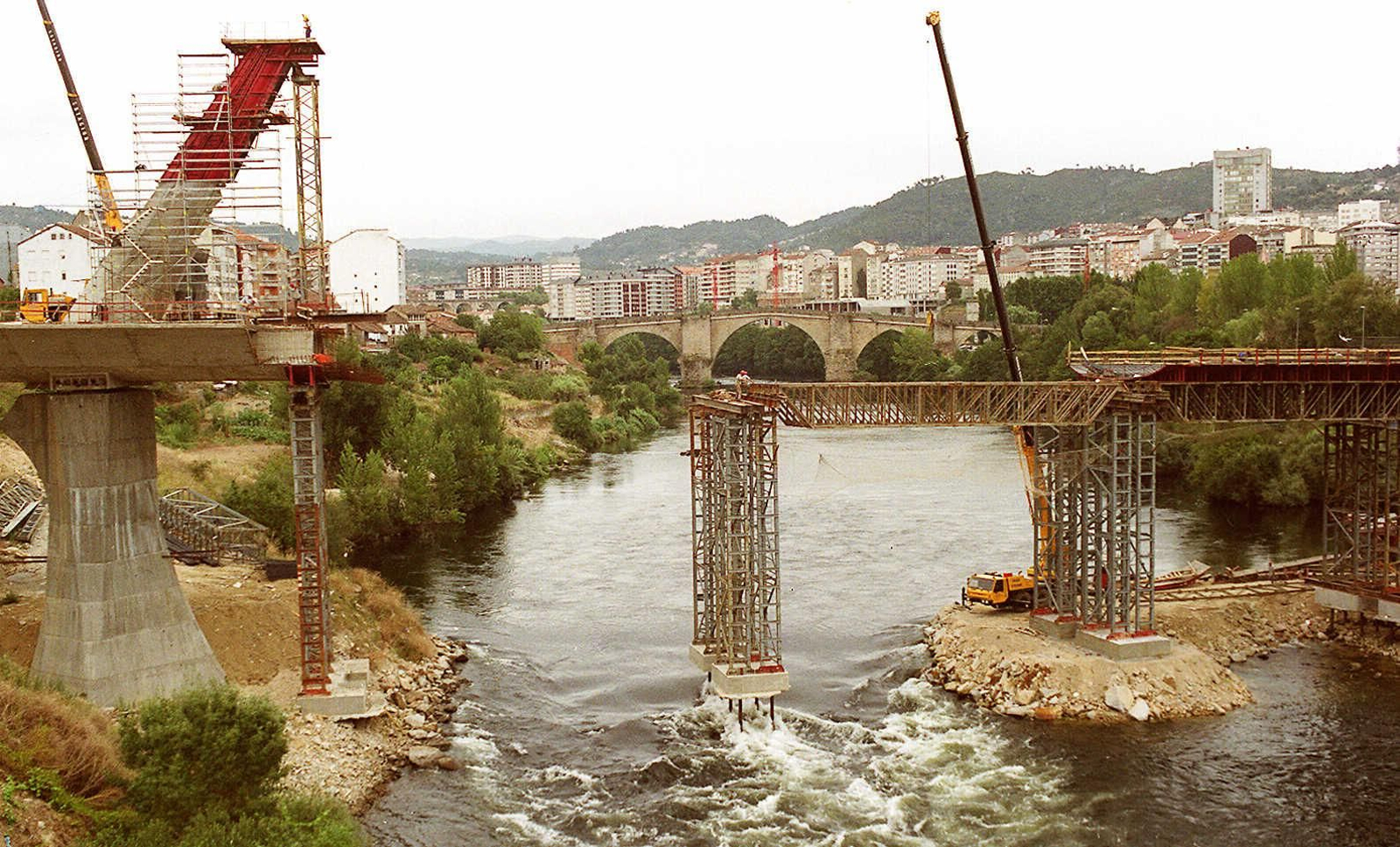 La construcción del emblemático Puente del Milenio hace 25 años cambiaba el skyline de Ourense, en fotos