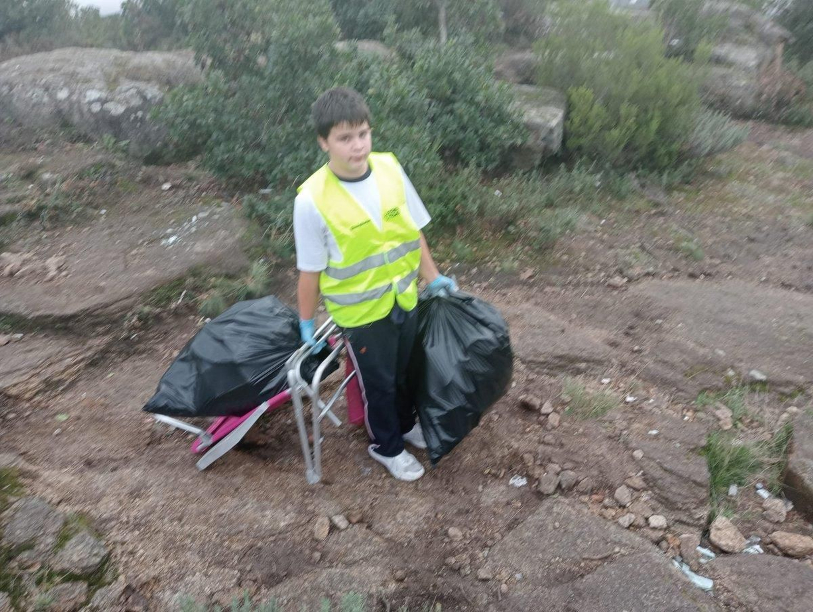 Los Ecovigilantes limpian los restos de la fiesta del magosto.