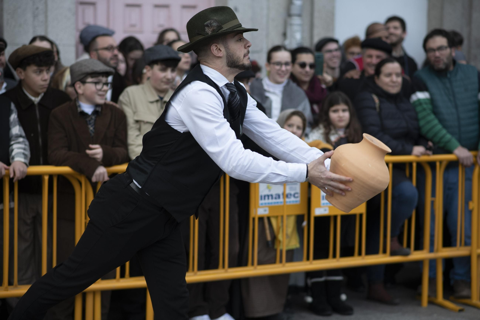 Galería |  Xinzo celebra su Domingo Oleiro con las olas volando en la Plaza Mayor