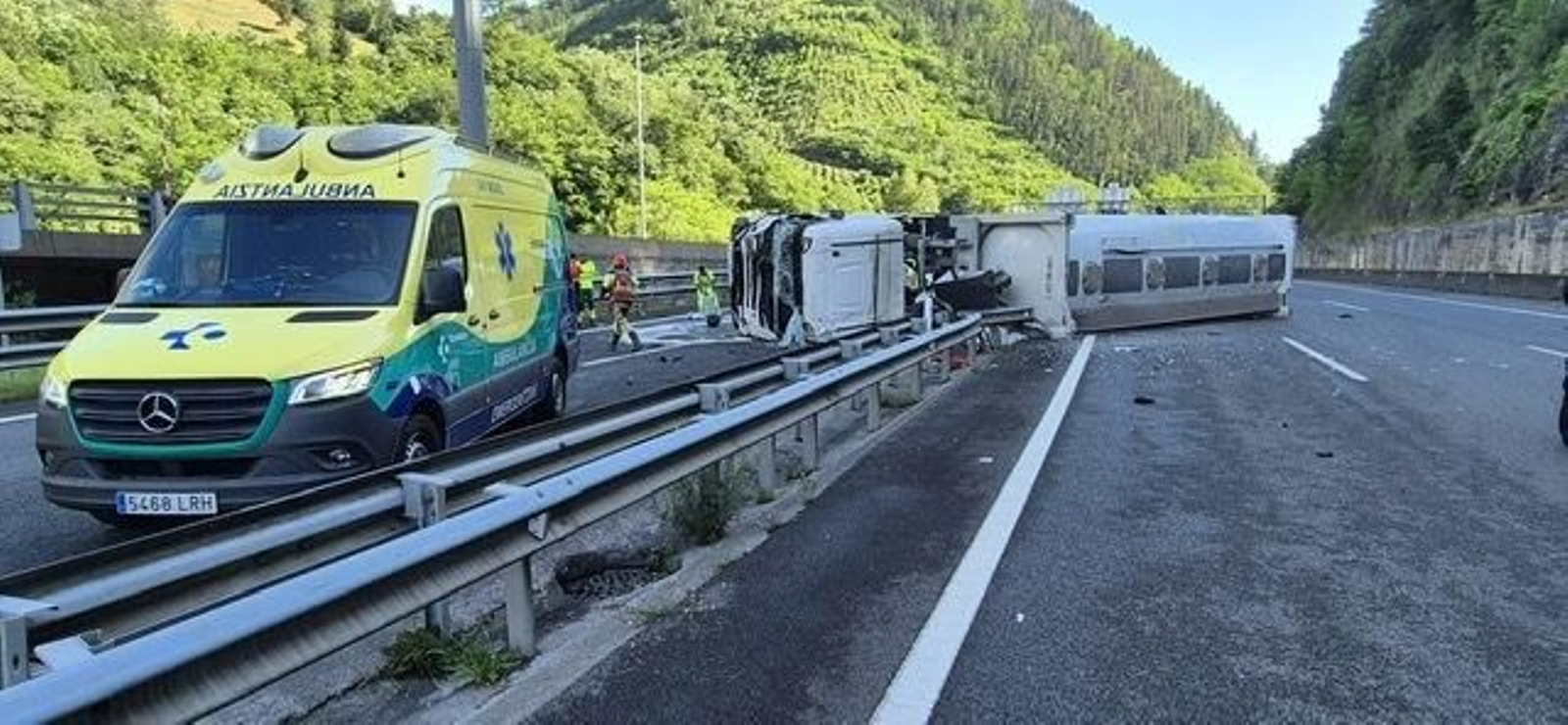 La furgoneta en la que viajaban las víctimas colisionó con un camión cisterna en Elgoibar.