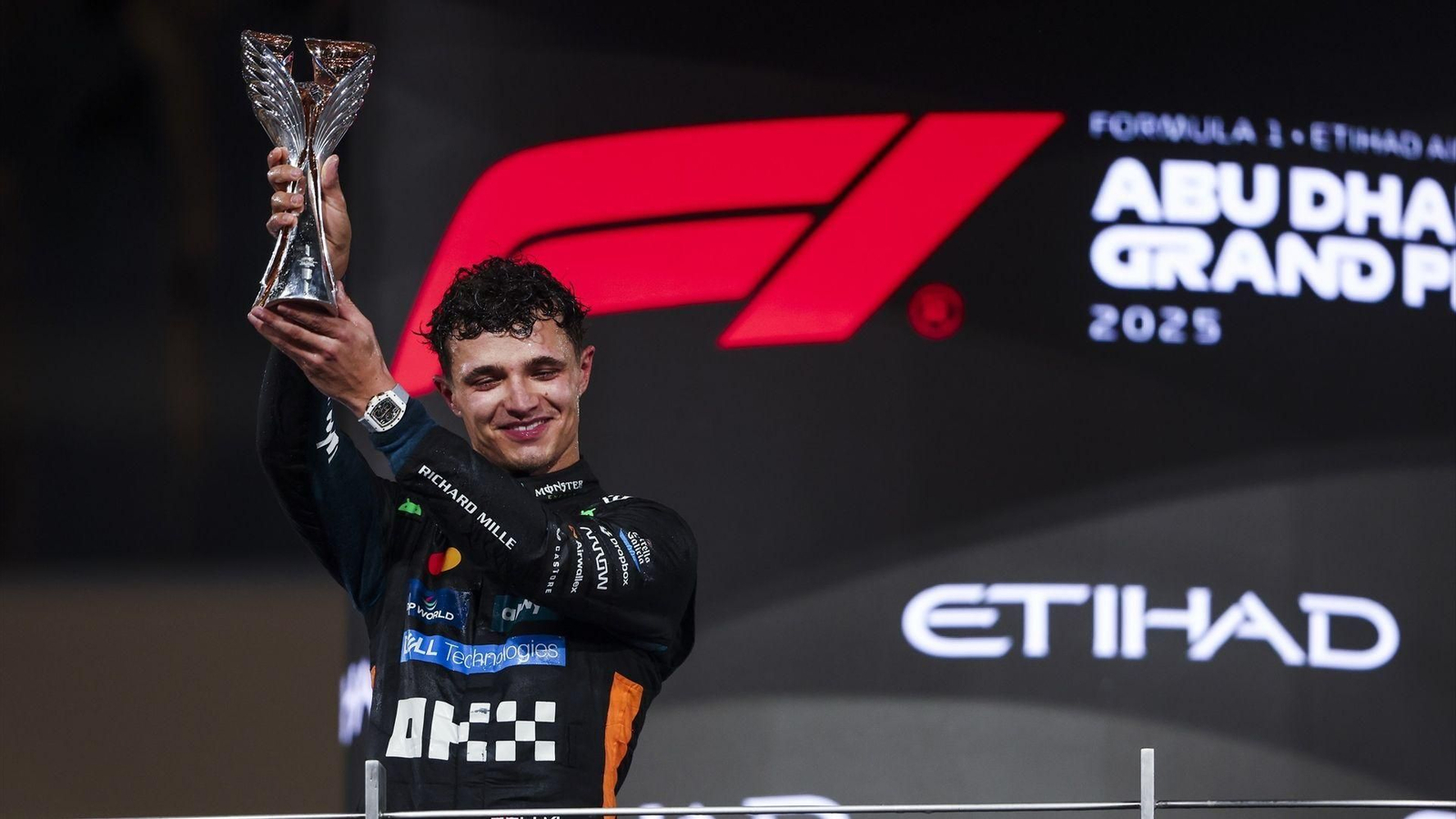 Lando Norris celebra el título de campeón de la F1.