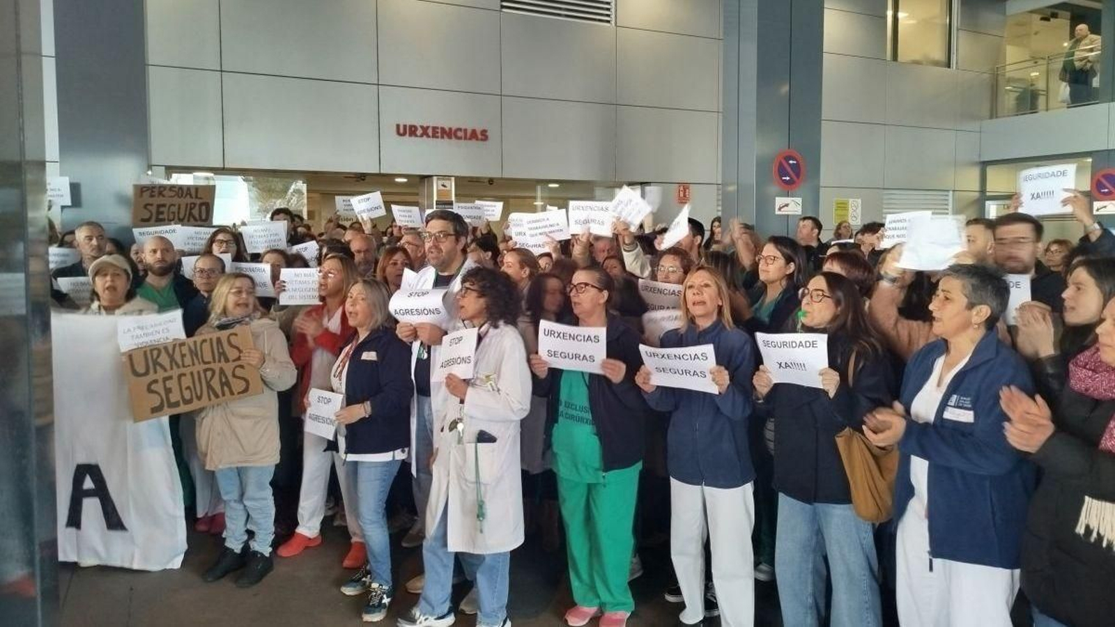 Protesta ante el Chuac por la agresión con arma blanca a un enfermero.