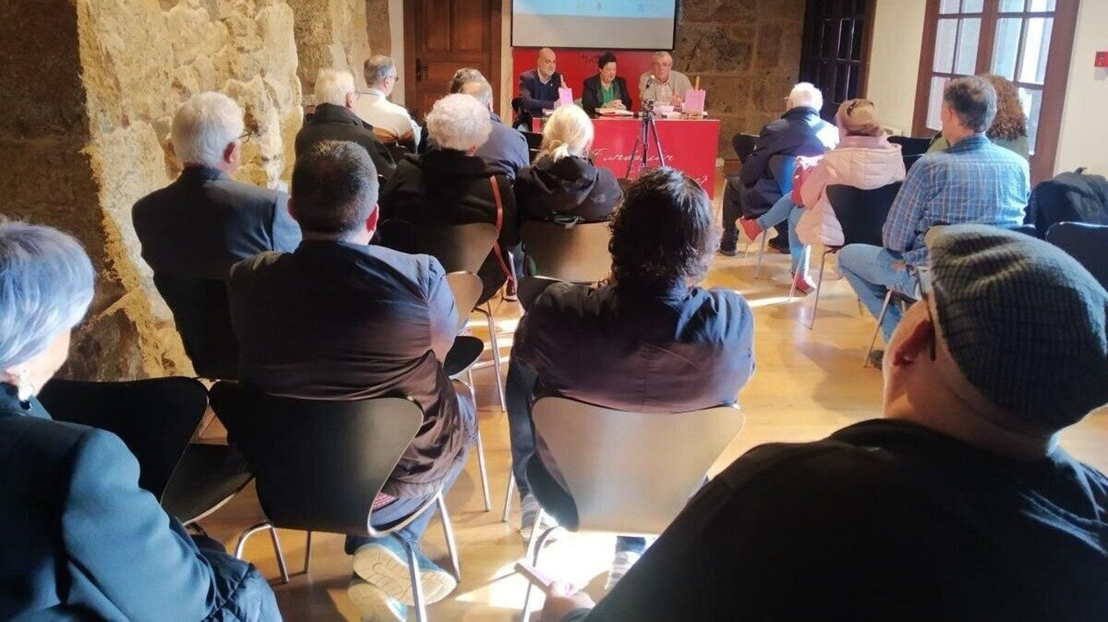 Pilar García acompañada por José Luis Ferro e Xoán Carlos Domínguez Alberte.