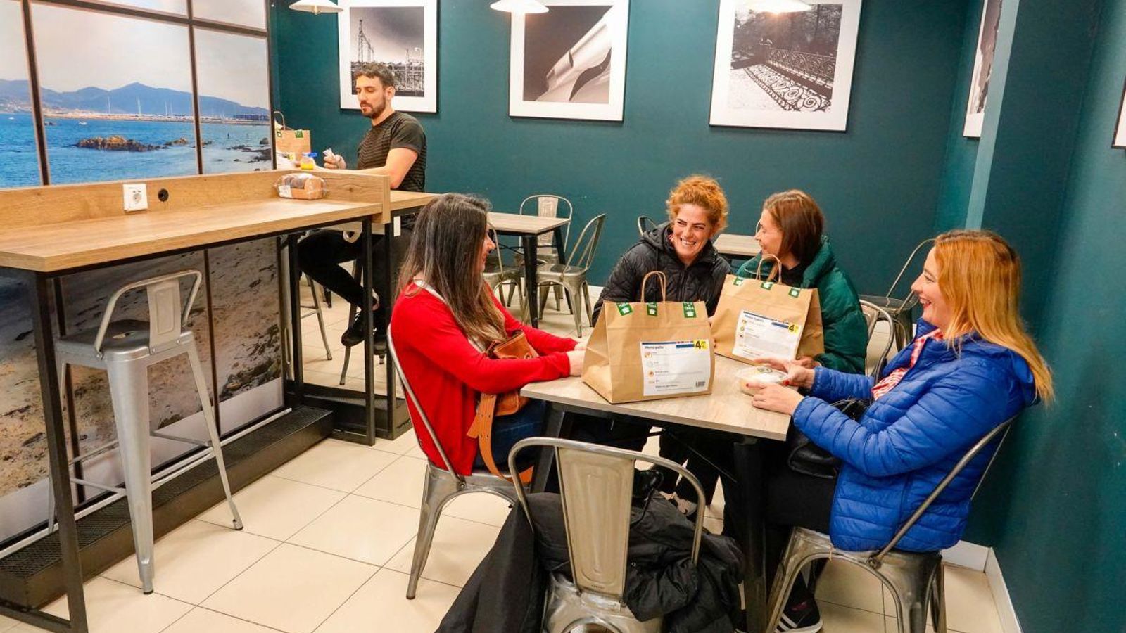 El salón comedor, con clientes degustando la comida preparada del supermercado