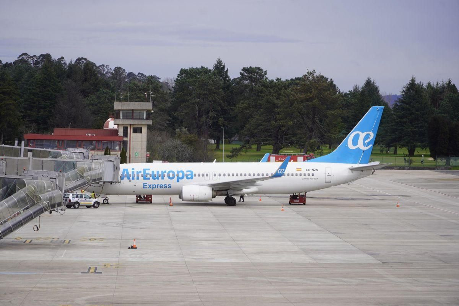 Un avión de la aerolínea Air Europa, estacionado en Peinador tras realizar la ruta desde Madrid.