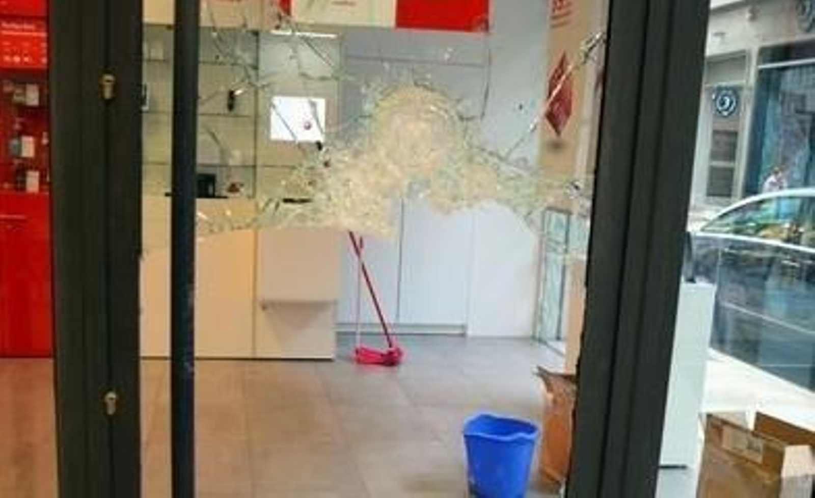 Destrozaron la puerta de la tienda para acceder a ella.