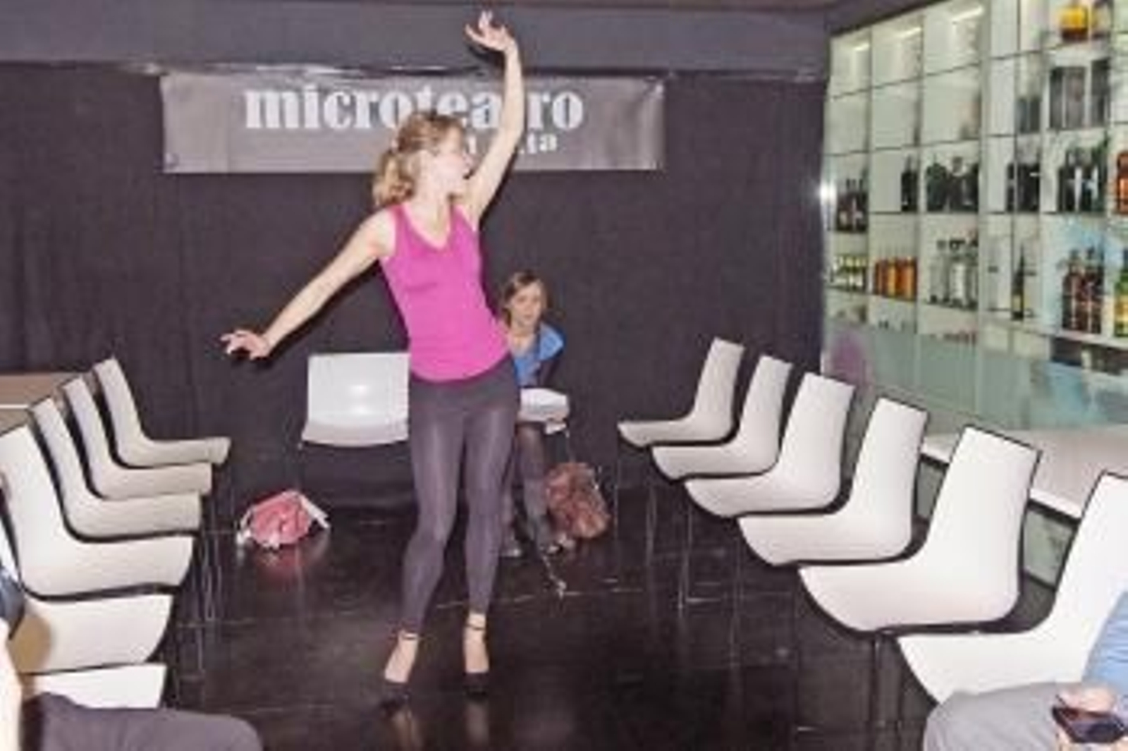 Marta Larralde, en pleno ensayo de 'Zorras y Koalas'.