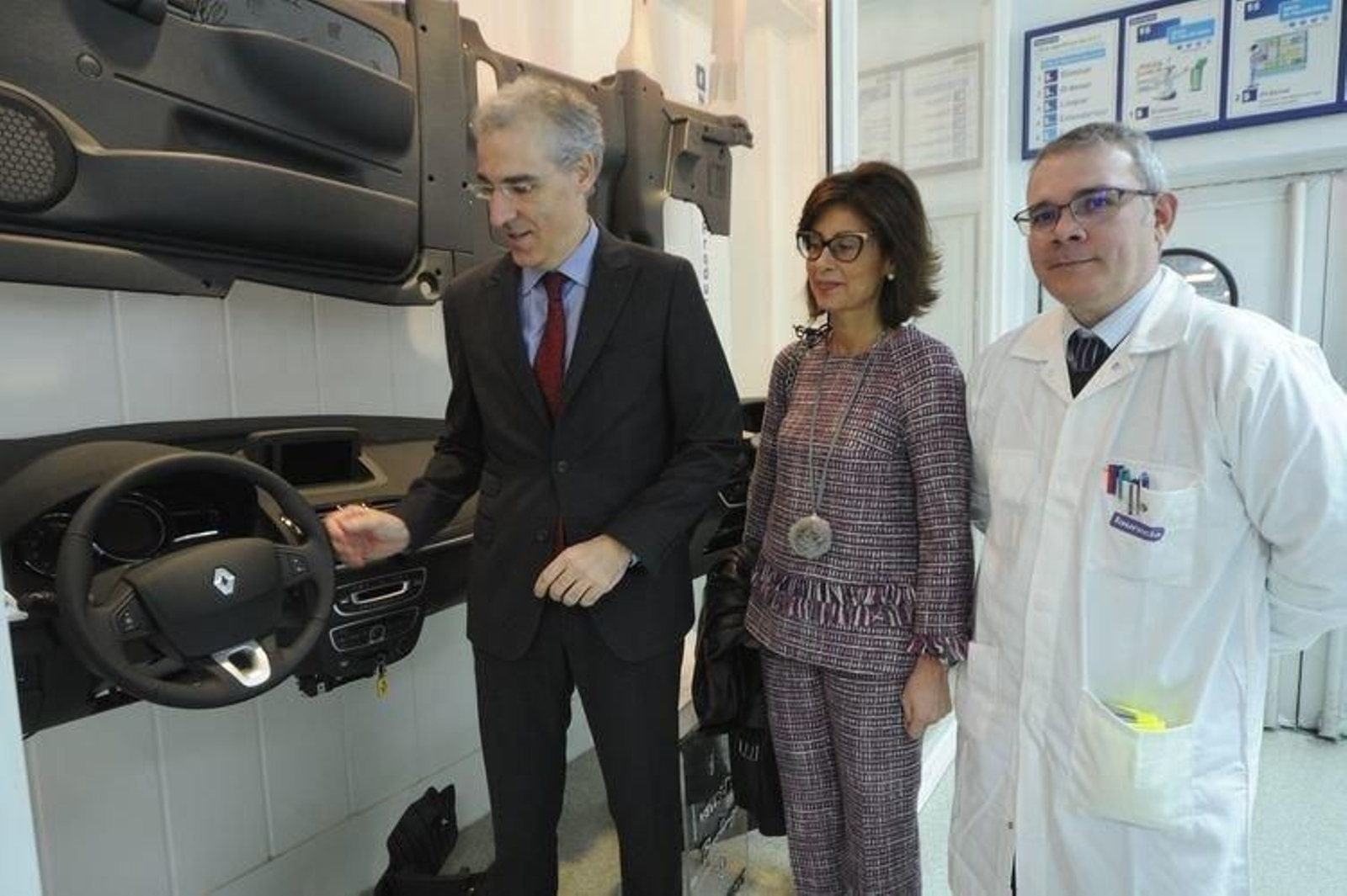 Francisco Conde, Marisol Díaz y un técnico de Faurecia, este martes durante la visita a la empresa ourensana. (MARTIÑO PINAL)