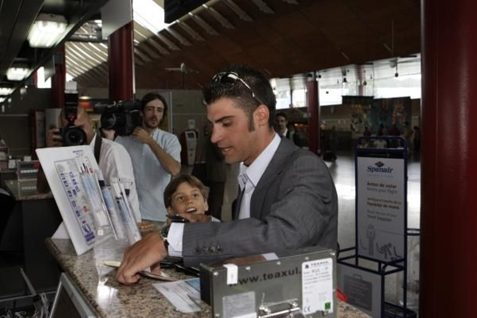 El ciclista de Petelos, Óscar Pereiro, ayer en Peinador antes de tomar el avión rumbo a París.