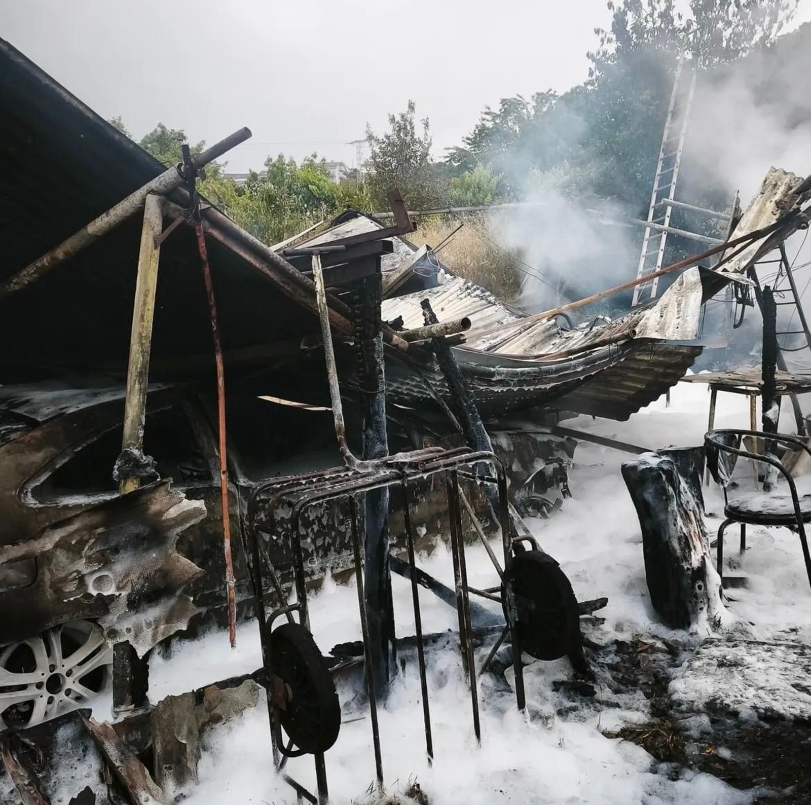 Galería | Calcinados tres coches por un incendio en A Rabaza durante la madrugada