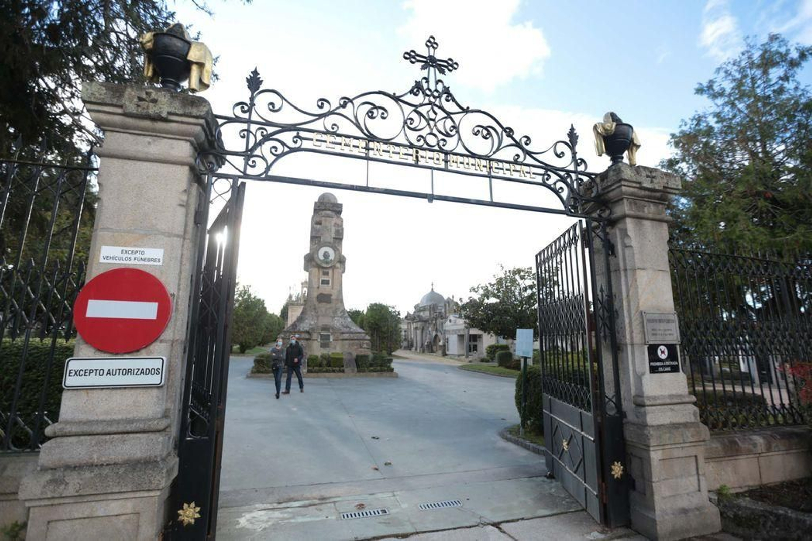 El alcalde pidió ayer adelantar las visitas a los cementerios para evitar aglomeraciones.