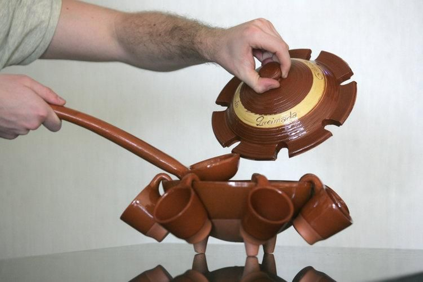 El pote de queimada que ofrece La Región a sus lectores ha sido elaborada por la alfarería Alto do Couso (MARCOS ATRIO)