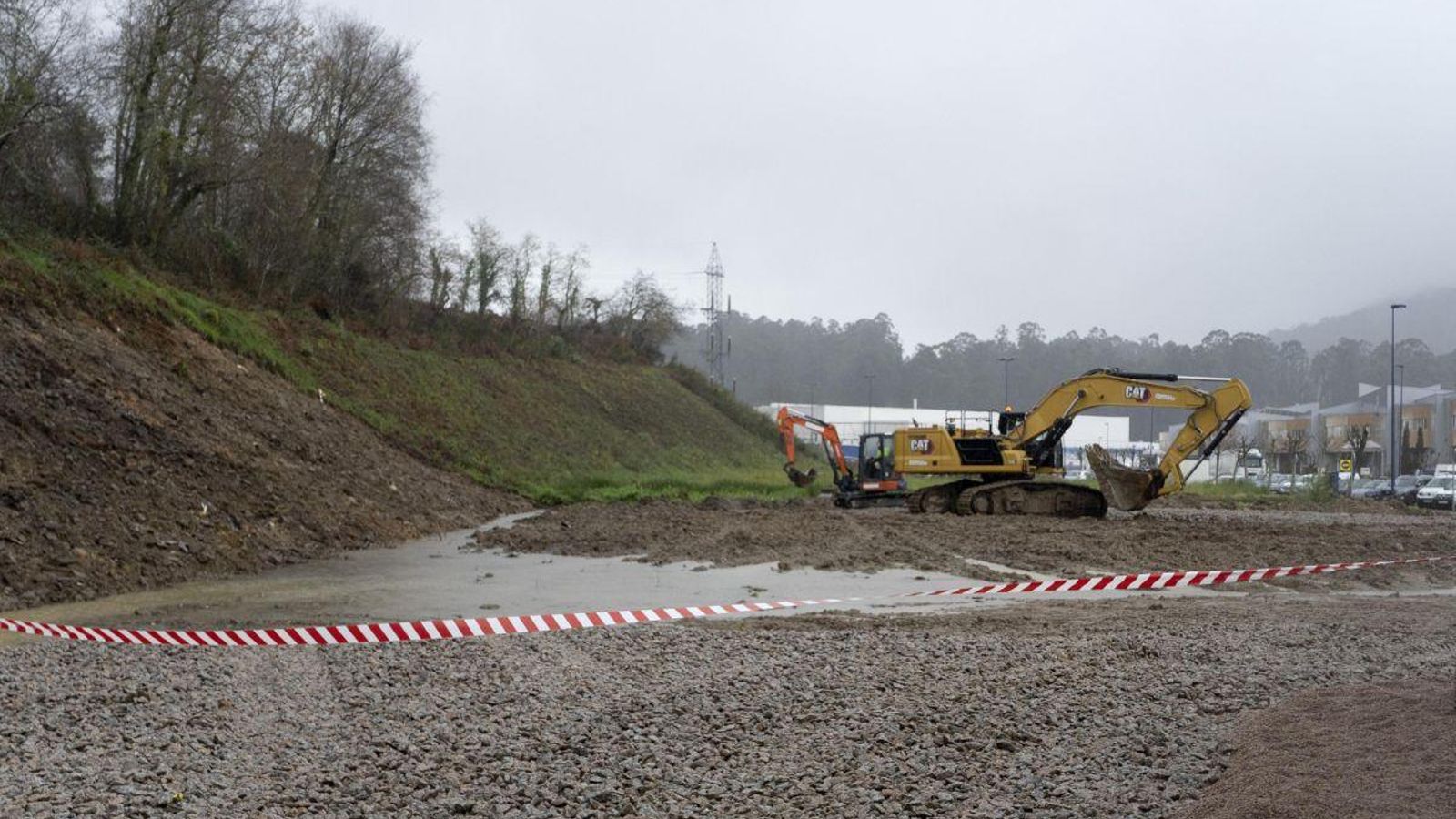 Las excavadoras, trabajando ayer en el solar que Zona Franca cedió a Sparc.