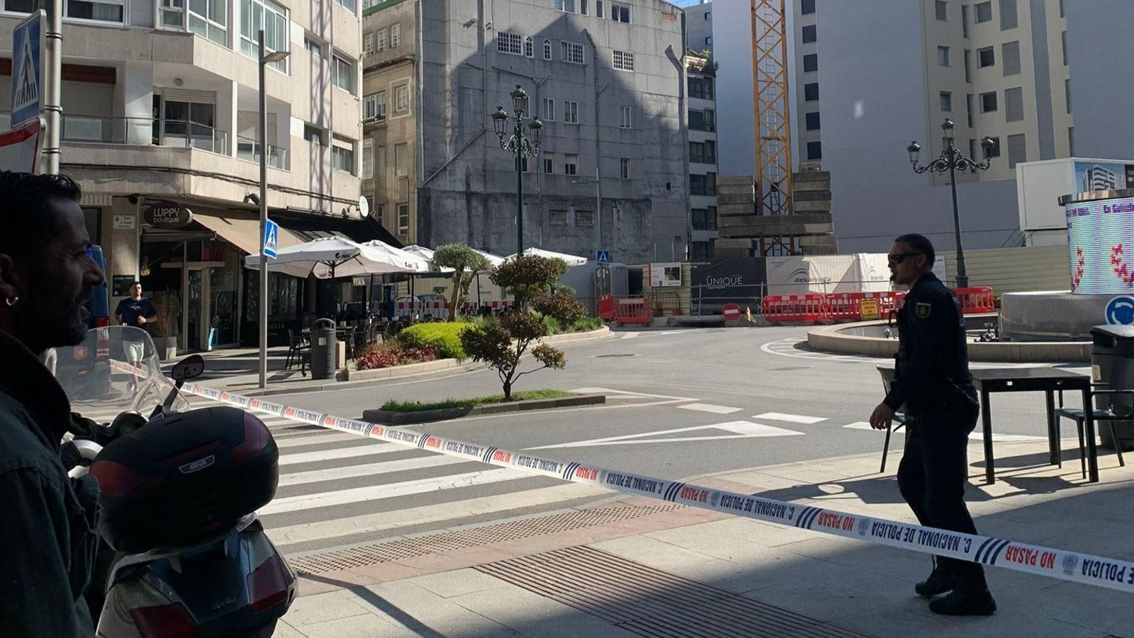 La calle Serafín Avendaño, desalojada. este lunes. // E.M.