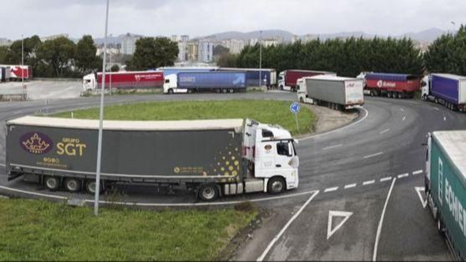 Los camiones que acceden a Stellantis tienen que esperar turno fuera durante horas y el parking mejorará la situación.