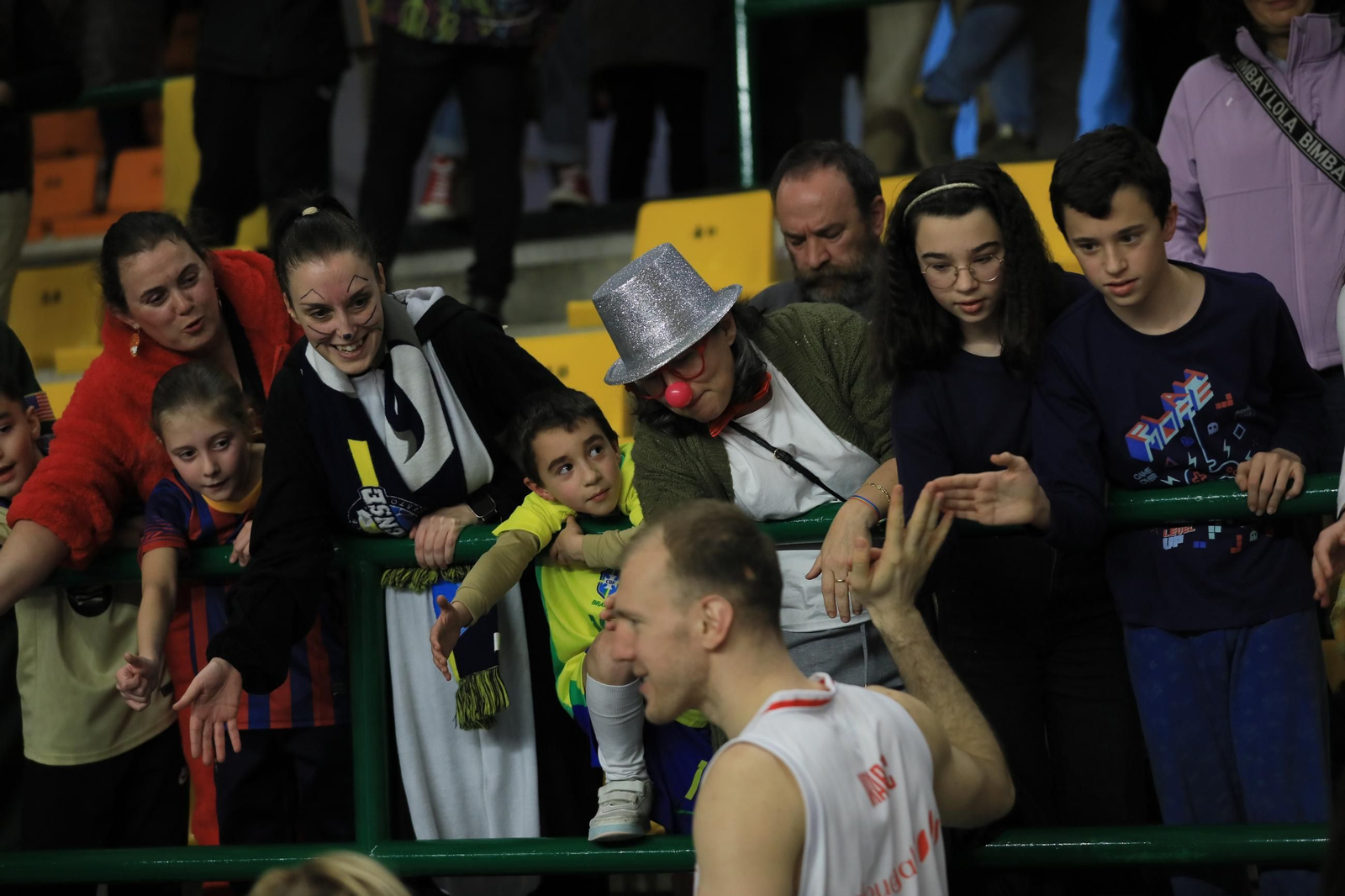 Galería | El Pazo disfruta de un sábado de baloncesto y Entroido