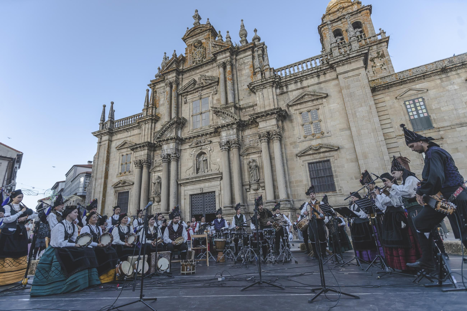 Galería |  Lembranza Ibérica llenó de música las calles de Celanova