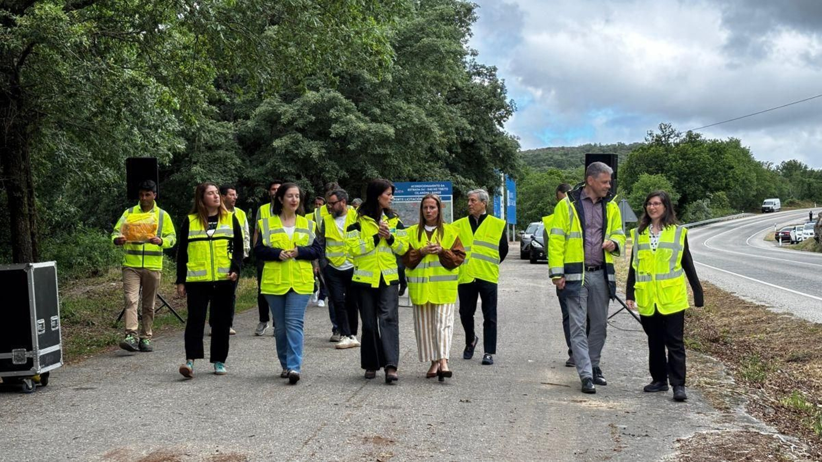 Martínez Allegue y Sandra Yáñez -en el centro-, con los técnicos en la visita a la OU-540.