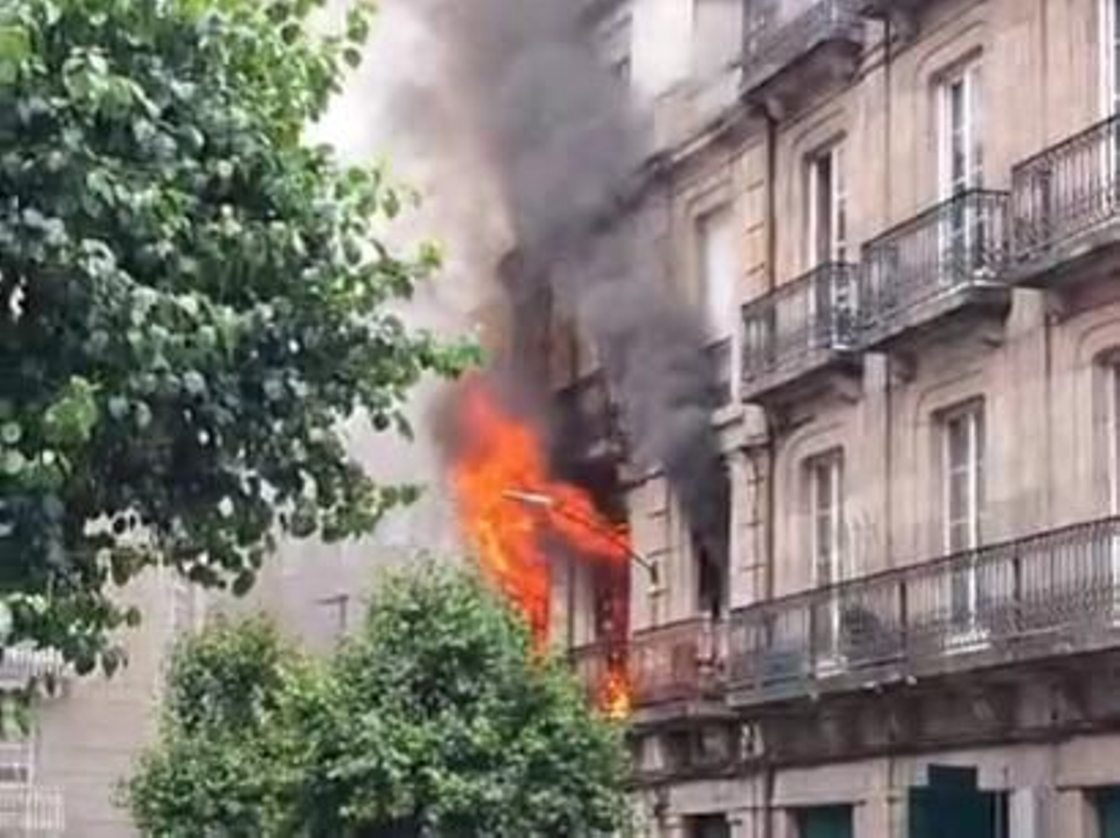 Galería | Así fue el voraz fuego que calcinó un edificio en A Ponte, en imágenes