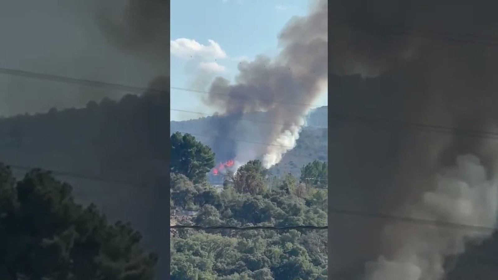 Vídeo | Estabilizado el incendio forestal en Chandoiro, O Bolo, que causó una gran columna de humo