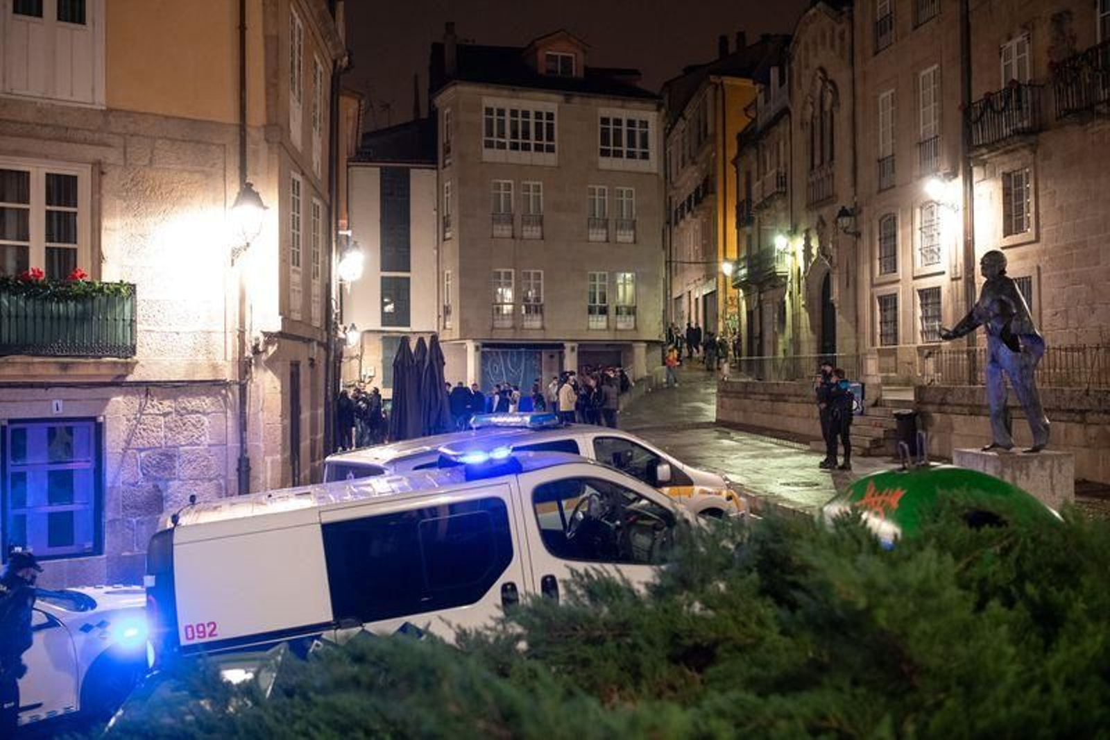 Operativo de rescate de un joven atrapado en un edificio en Ourense // FOTO: ÓSCAR PINAL