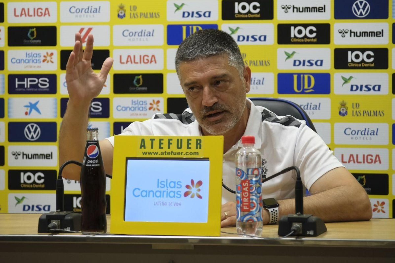 García Pimienta, entrenador de Las Palmas, adelantó a ayer su comparecencia prepartido.